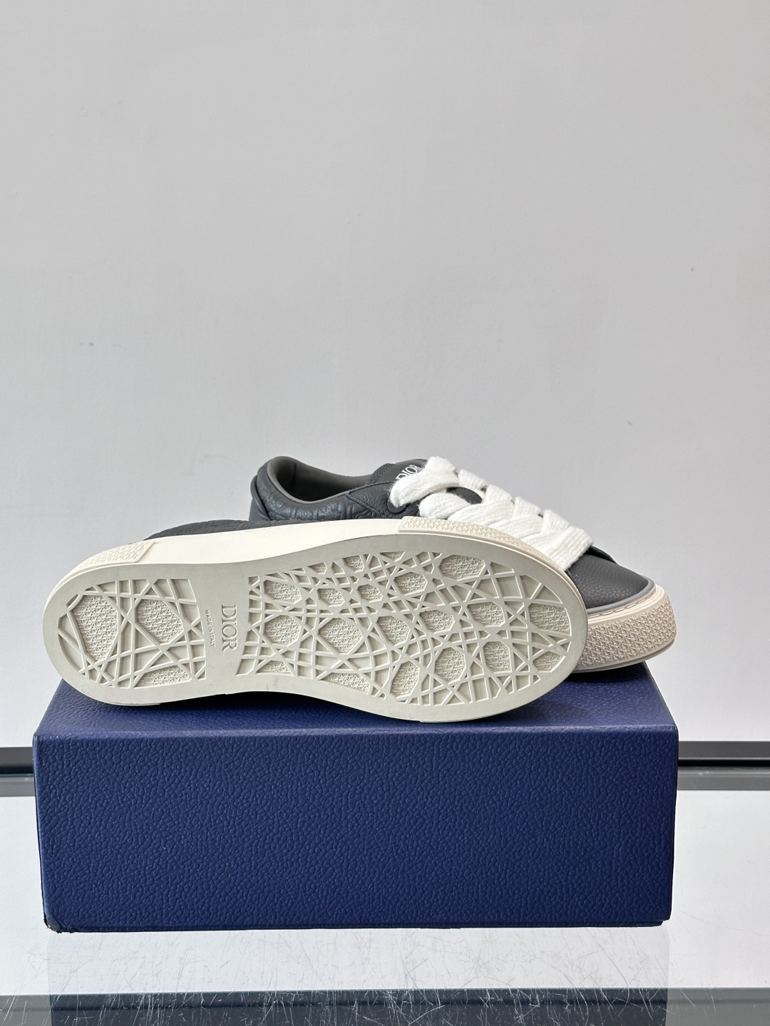 Dio～r 🆕这款 B33 运动鞋全新演绎经典的网球鞋，时尚廓形突显厚重质感。采用牛皮革精心制作，饰以 