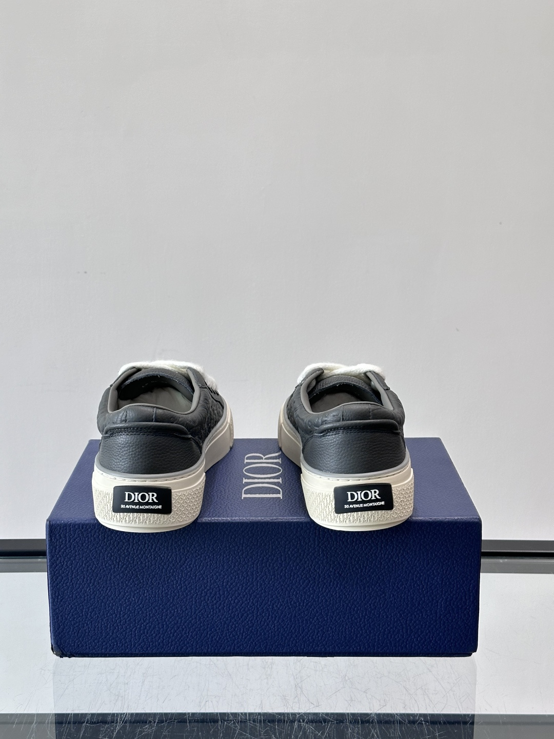 Dio～r 🆕这款 B33 运动鞋全新演绎经典的网球鞋，时尚廓形突显厚重质感。采用牛皮革精心制作，饰以 