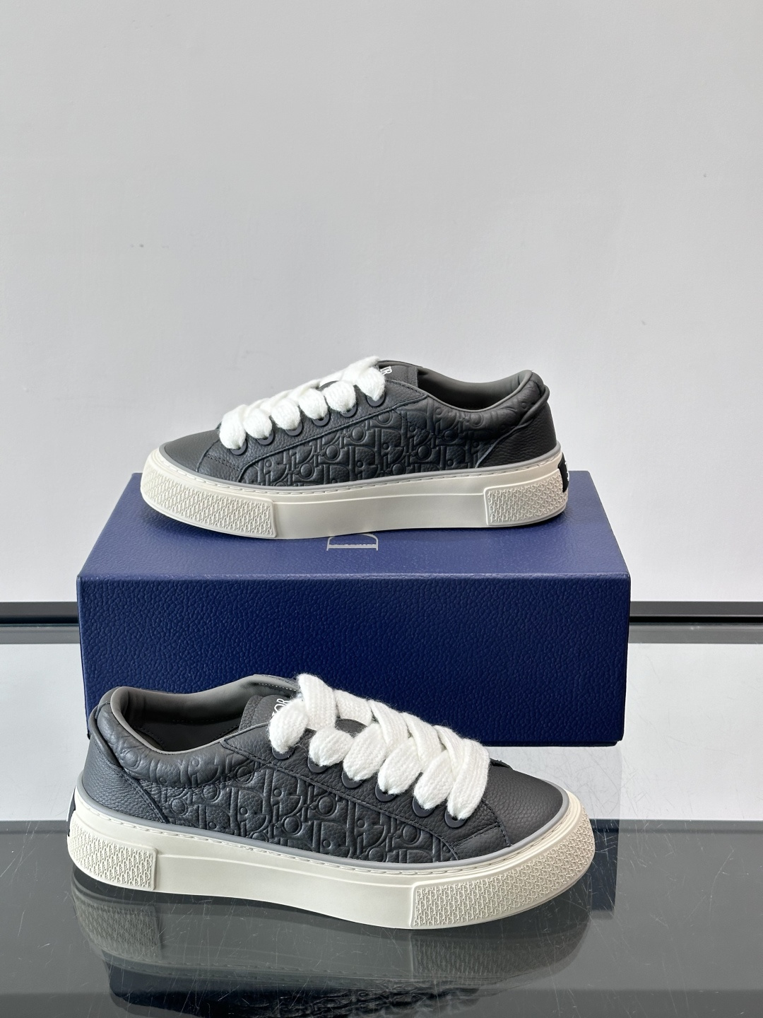 Dio～r 🆕这款 B33 运动鞋全新演绎经典的网球鞋，时尚廓形突显厚重质感。采用牛皮革精心制作，饰以 