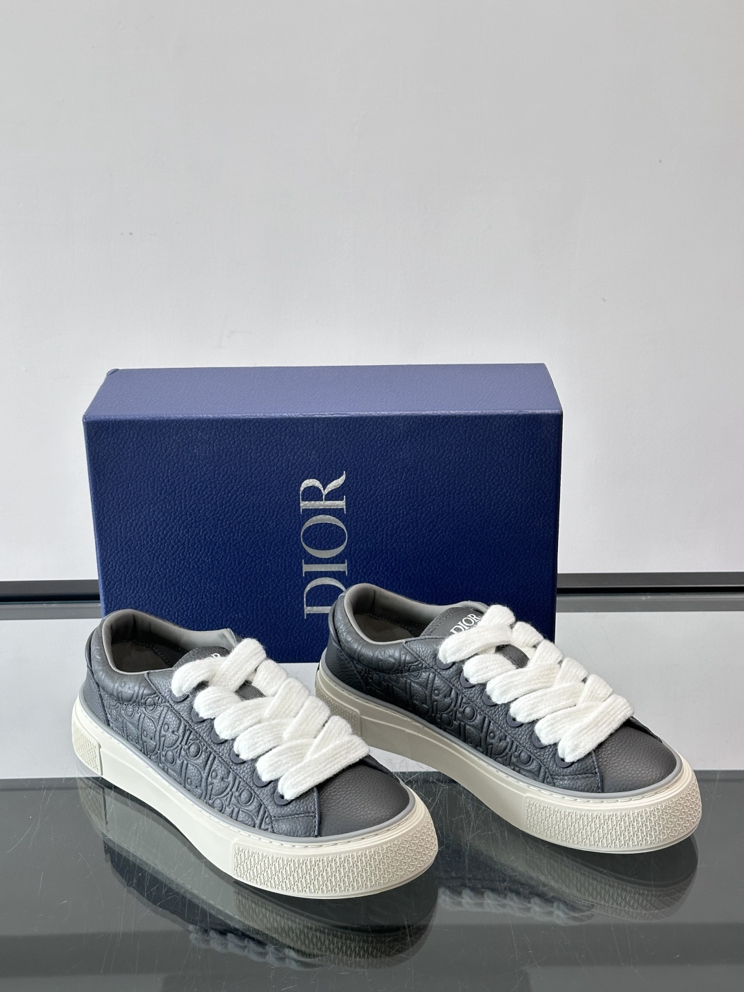 Dio～r 🆕这款 B33 运动鞋全新演绎经典的网球鞋，时尚廓形突显厚重质感。采用牛皮革精心制作，饰以 