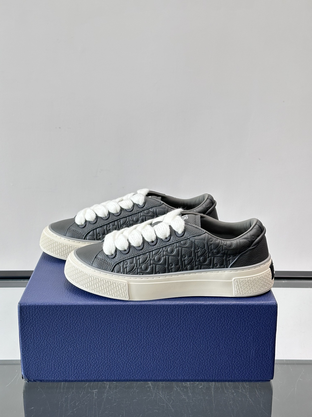 Dio～r 🆕这款 B33 运动鞋全新演绎经典的网球鞋，时尚廓形突显厚重质感。采用牛皮革精心制作，饰以 