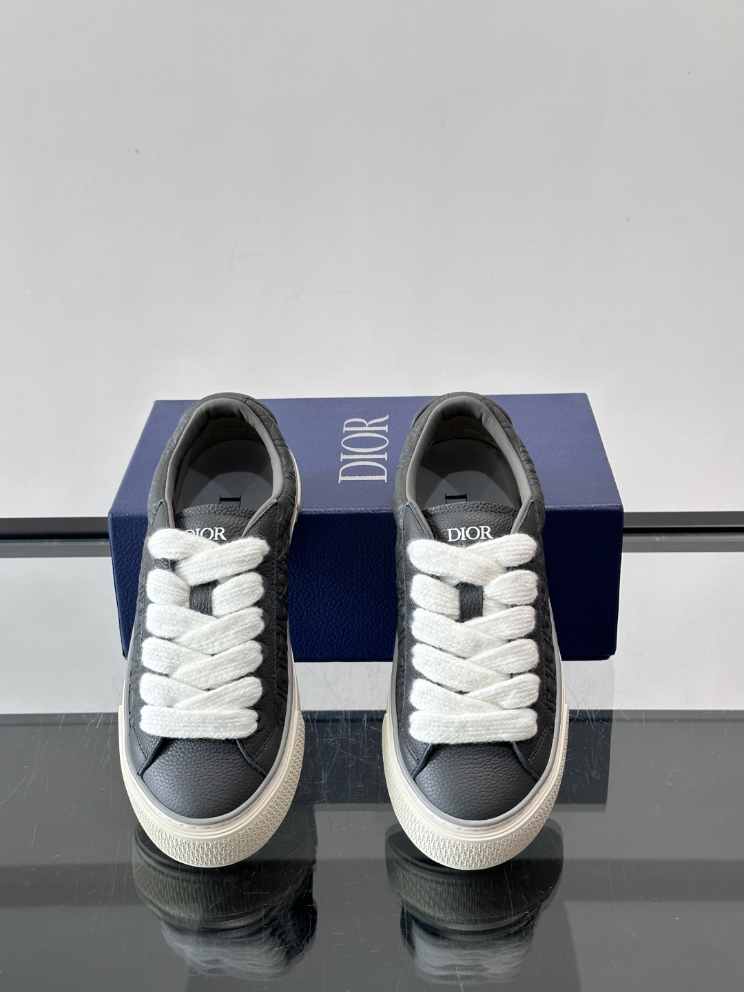 Dio～r 🆕这款 B33 运动鞋全新演绎经典的网球鞋，时尚廓形突显厚重质感。采用牛皮革精心制作，饰以 