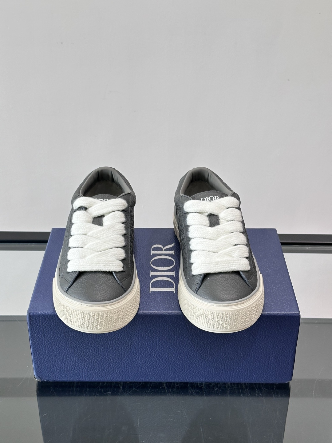 Dio～r 🆕这款 B33 运动鞋全新演绎经典的网球鞋，时尚廓形突显厚重质感。采用牛皮革精心制作，饰以 