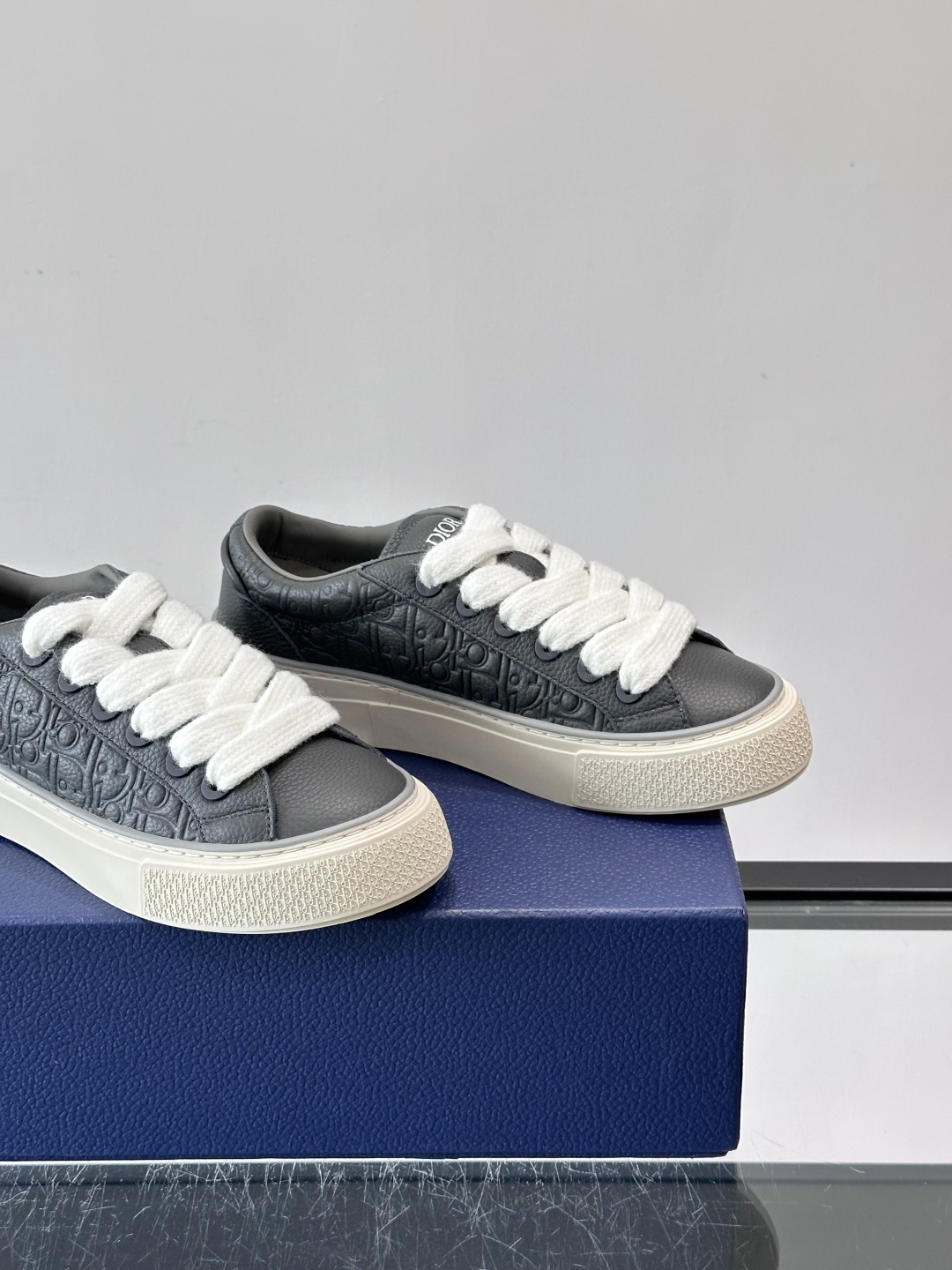 Dio～r 🆕这款 B33 运动鞋全新演绎经典的网球鞋，时尚廓形突显厚重质感。采用牛皮革精心制作，饰以 