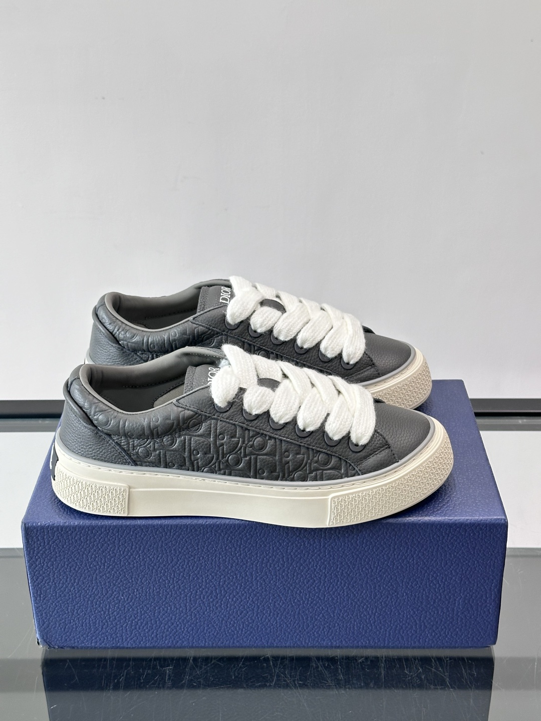 Dio～r 🆕这款 B33 运动鞋全新演绎经典的网球鞋，时尚廓形突显厚重质感。采用牛皮革精心制作，饰以 