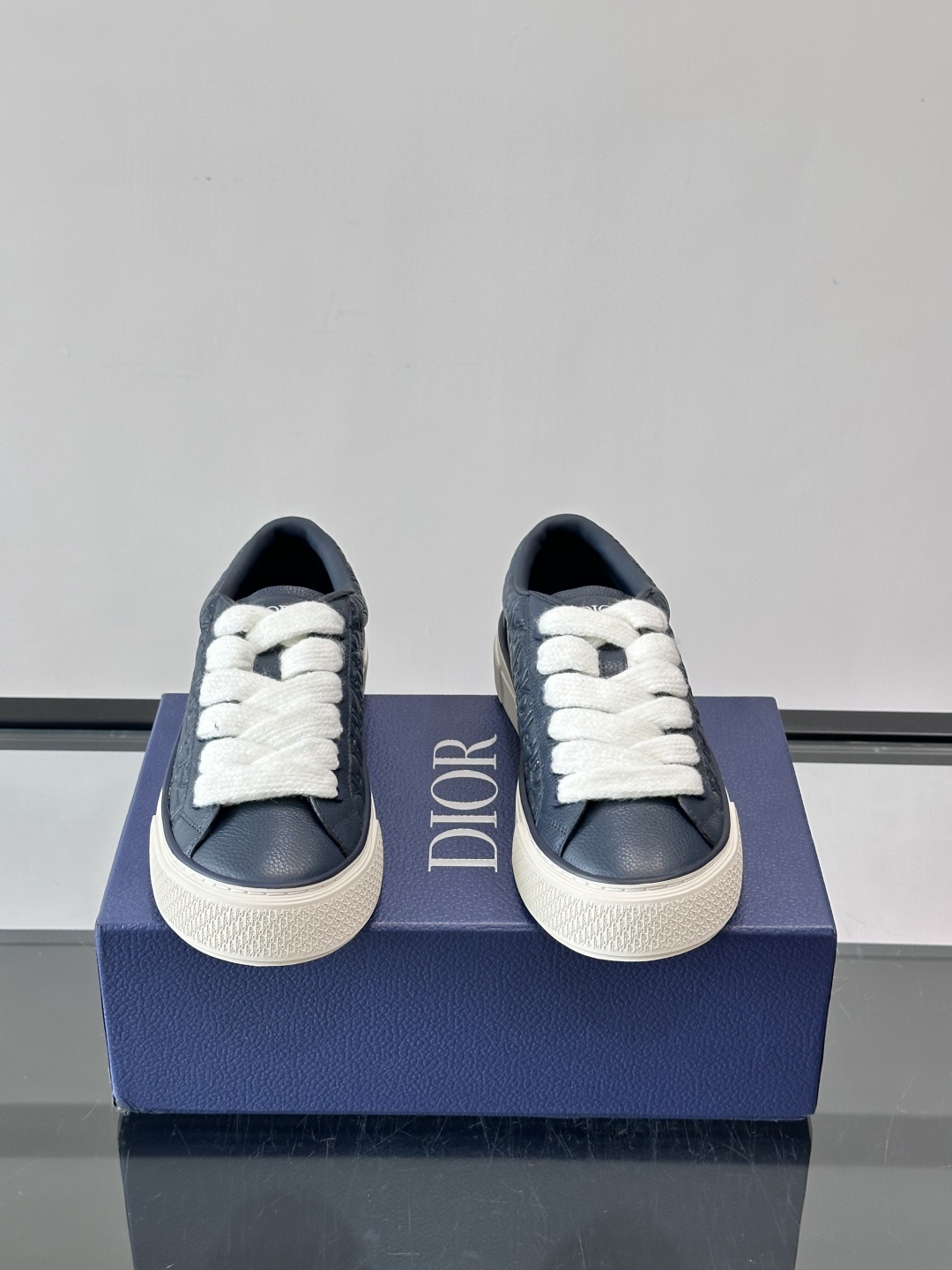 Dio～r 🆕这款 B33 运动鞋全新演绎经典的网球鞋，时尚廓形突显厚重质感。采用牛皮革精心制作，饰以 