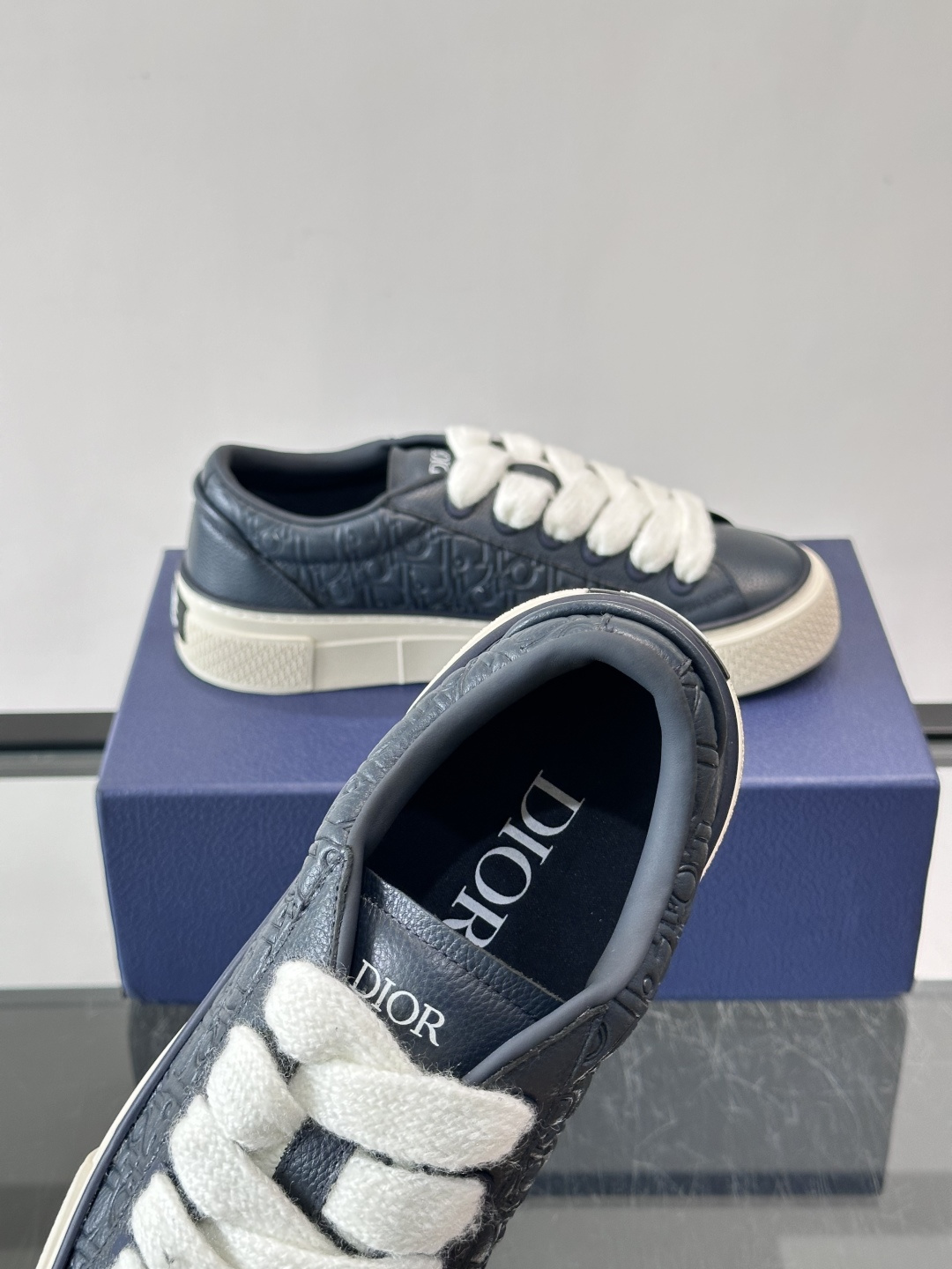 Dio～r 🆕这款 B33 运动鞋全新演绎经典的网球鞋，时尚廓形突显厚重质感。采用牛皮革精心制作，饰以 