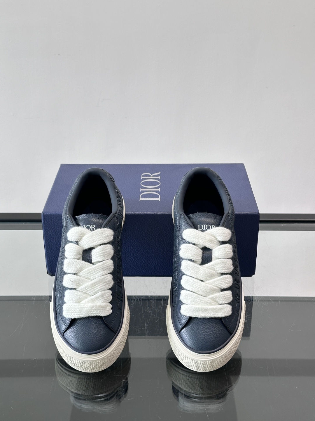 Dio～r 🆕这款 B33 运动鞋全新演绎经典的网球鞋，时尚廓形突显厚重质感。采用牛皮革精心制作，饰以 