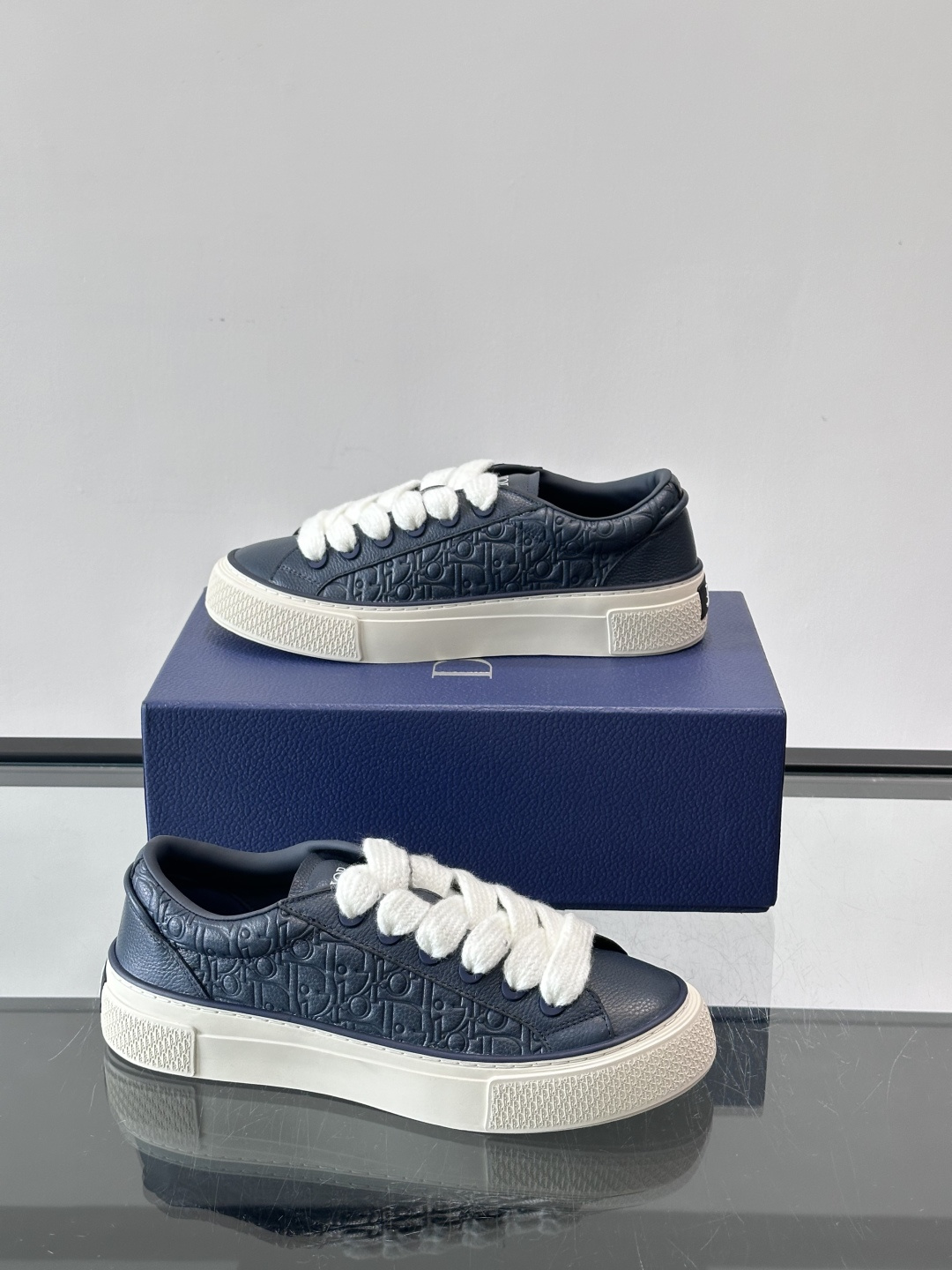 Dio～r 🆕这款 B33 运动鞋全新演绎经典的网球鞋，时尚廓形突显厚重质感。采用牛皮革精心制作，饰以 