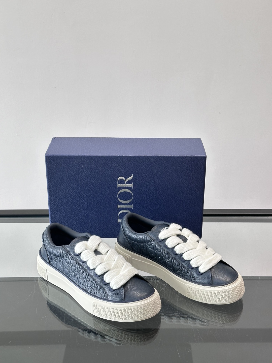 Dio～r 🆕这款 B33 运动鞋全新演绎经典的网球鞋，时尚廓形突显厚重质感。采用牛皮革精心制作，饰以 