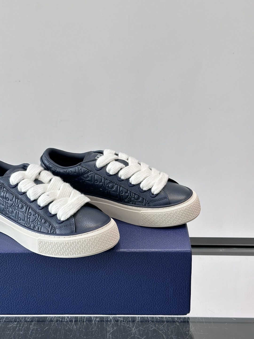 Dio～r 🆕这款 B33 运动鞋全新演绎经典的网球鞋，时尚廓形突显厚重质感。采用牛皮革精心制作，饰以 