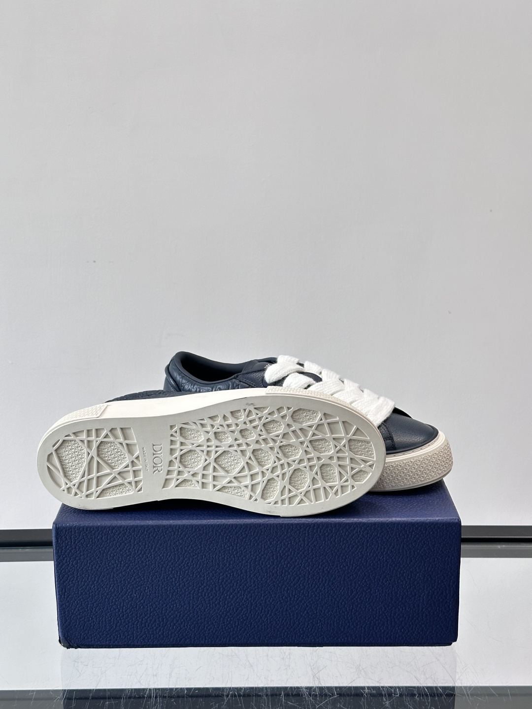 Dio～r 🆕这款 B33 运动鞋全新演绎经典的网球鞋，时尚廓形突显厚重质感。采用牛皮革精心制作，饰以 