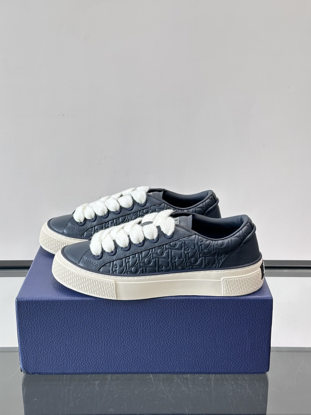 Dio～r 🆕这款 B33 运动鞋全新演绎经典的网球鞋，时尚廓形突显厚重质感。采用牛皮革精心制作，饰以 