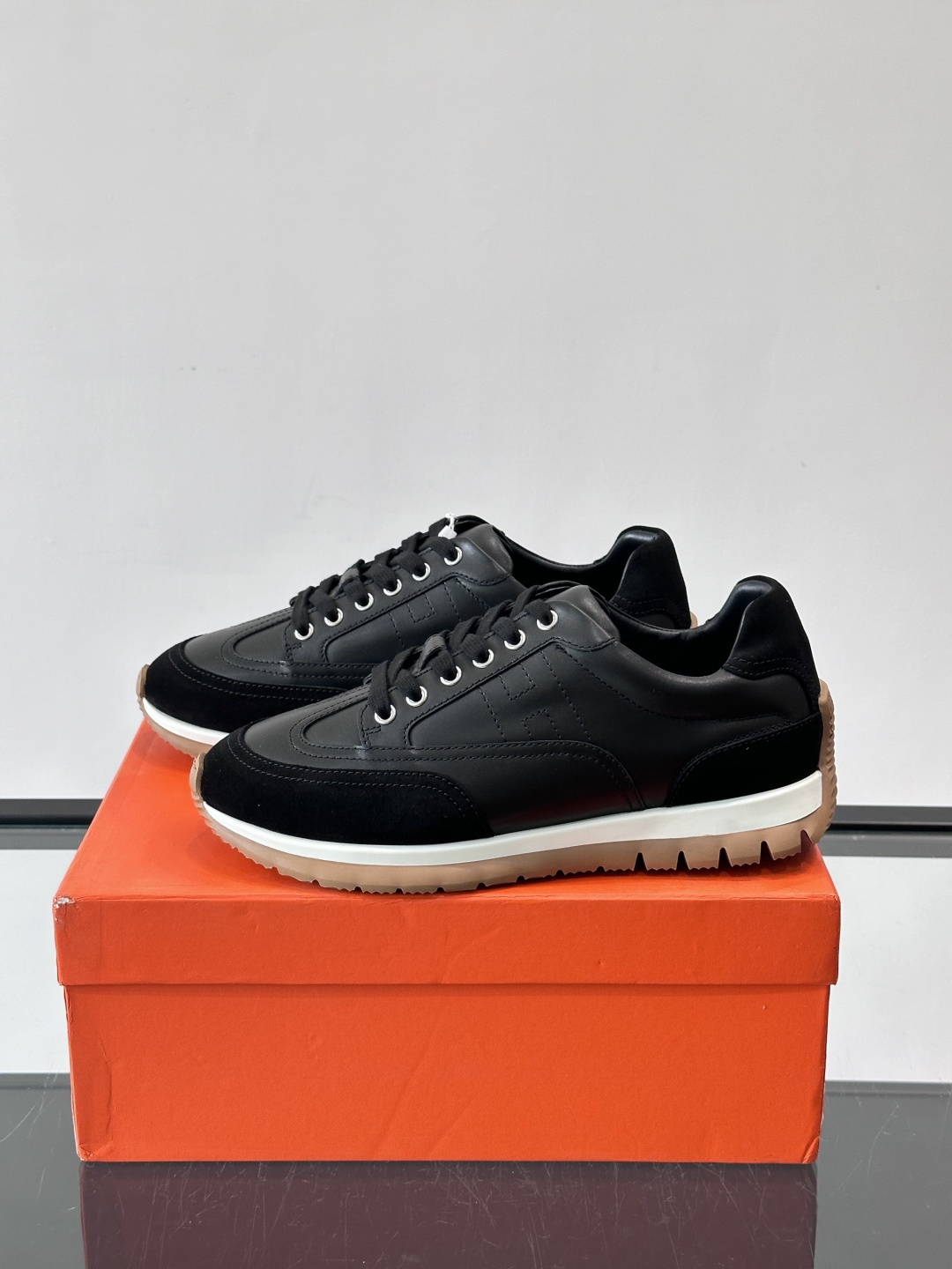 H爱马仕🐎男士高定运动鞋采用牛🐮皮革+麂皮拼接，简约又有层次感。橡胶鞋底防滑耐磨，日常穿搭或轻运动都OK