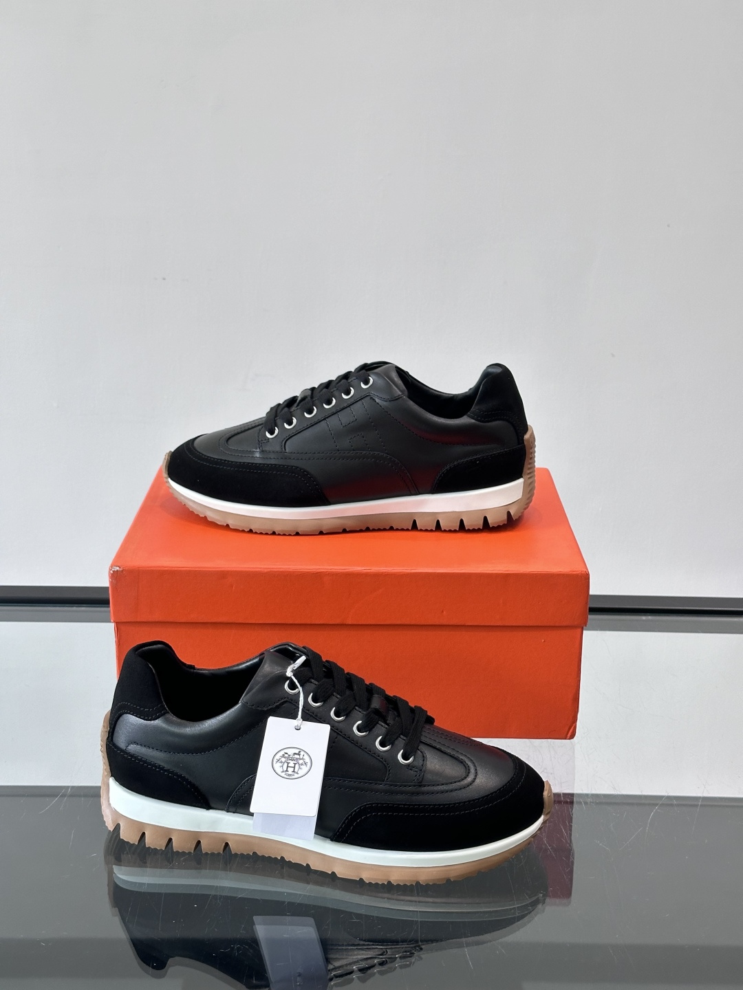 H爱马仕🐎男士高定运动鞋采用牛🐮皮革+麂皮拼接，简约又有层次感。橡胶鞋底防滑耐磨，日常穿搭或轻运动都OK