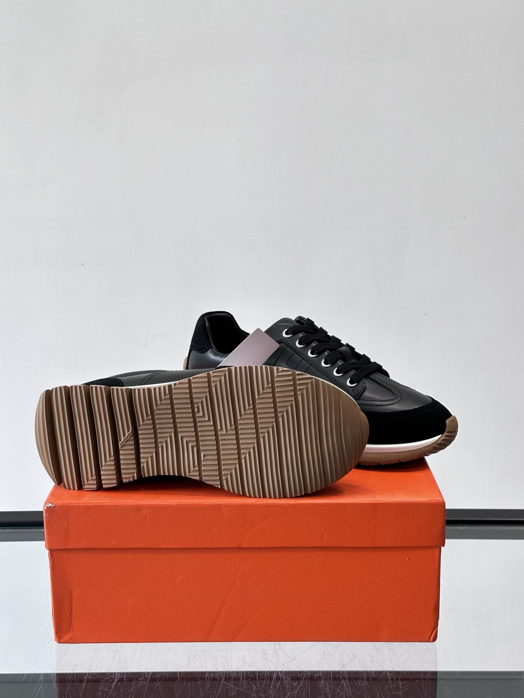 H爱马仕🐎男士高定运动鞋采用牛🐮皮革+麂皮拼接，简约又有层次感。橡胶鞋底防滑耐磨，日常穿搭或轻运动都OK