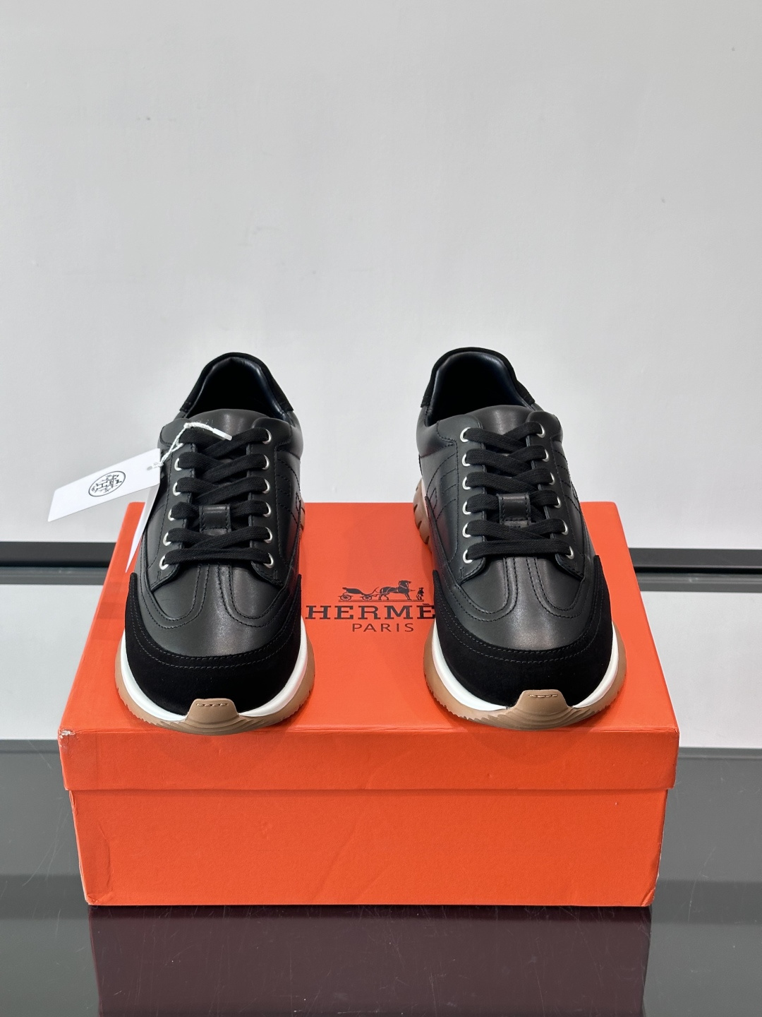 H爱马仕🐎男士高定运动鞋采用牛🐮皮革+麂皮拼接，简约又有层次感。橡胶鞋底防滑耐磨，日常穿搭或轻运动都OK