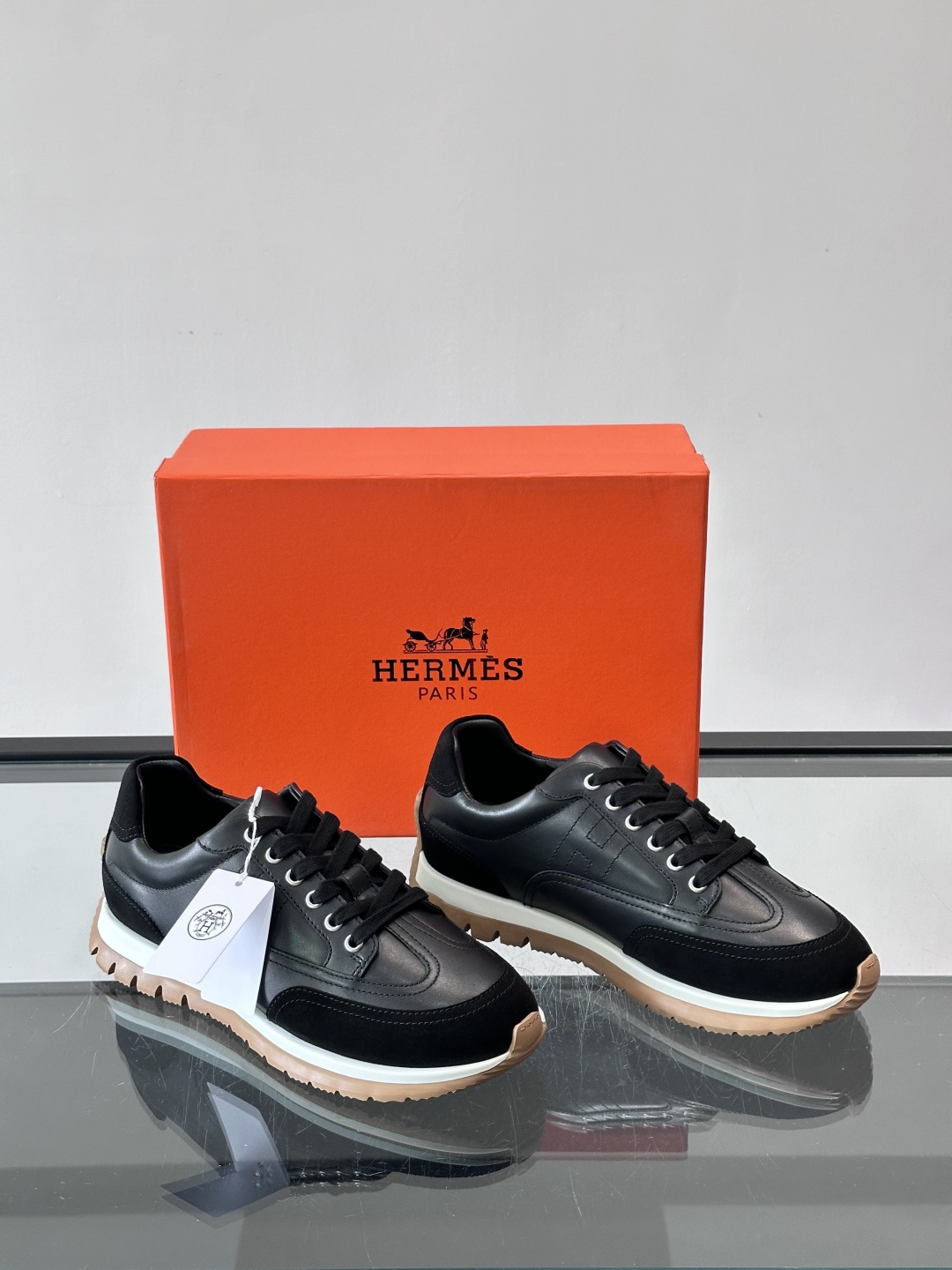 H爱马仕🐎男士高定运动鞋采用牛🐮皮革+麂皮拼接，简约又有层次感。橡胶鞋底防滑耐磨，日常穿搭或轻运动都OK