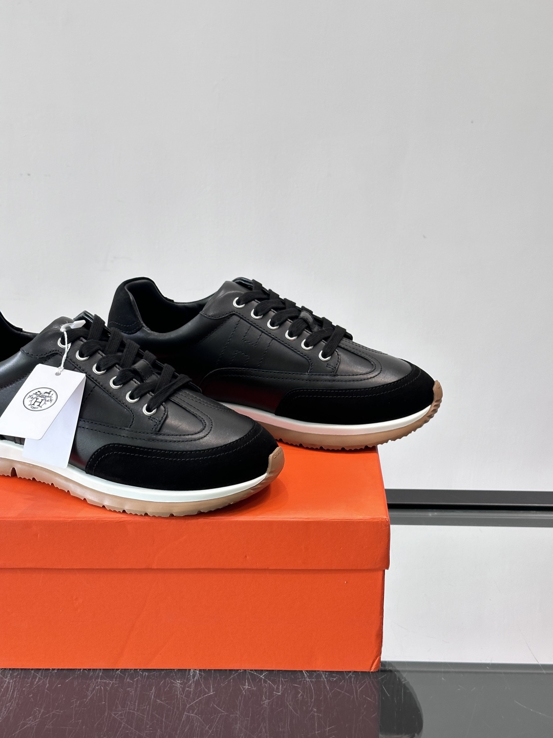 H爱马仕🐎男士高定运动鞋采用牛🐮皮革+麂皮拼接，简约又有层次感。橡胶鞋底防滑耐磨，日常穿搭或轻运动都OK