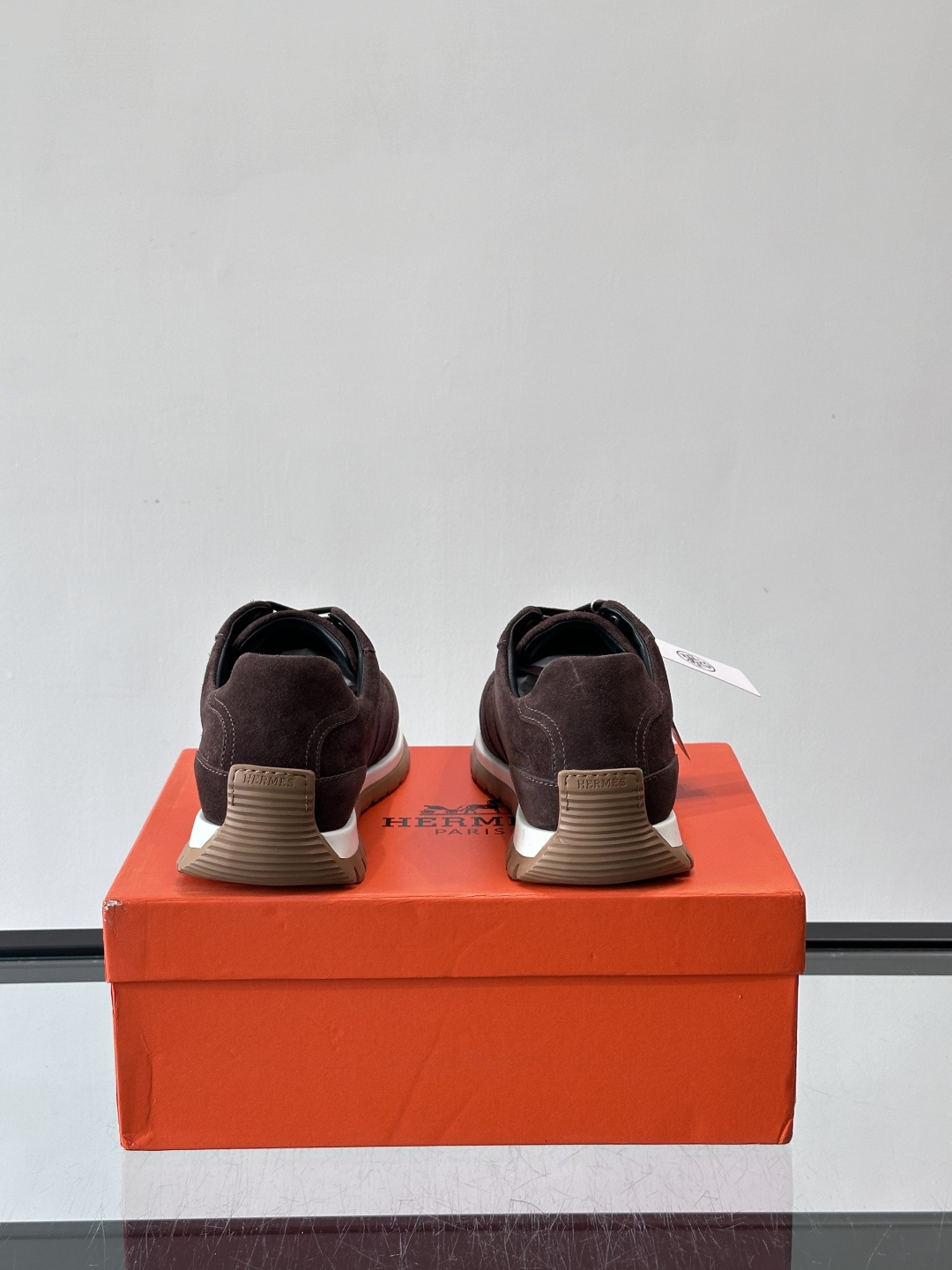 H爱马仕🐎男士高定运动鞋采用牛🐮皮革+麂皮拼接，简约又有层次感。橡胶鞋底防滑耐磨，日常穿搭或轻运动都OK
