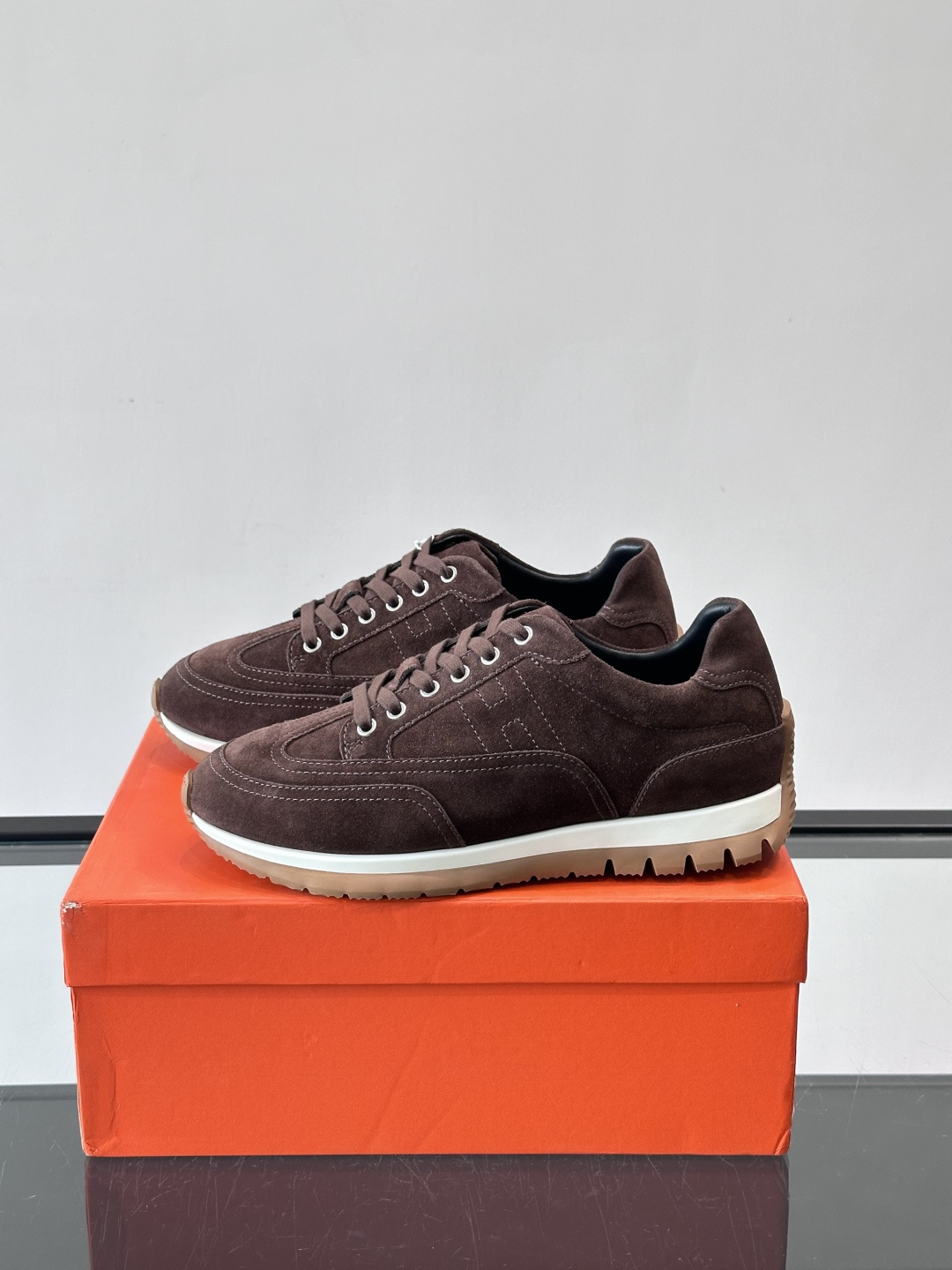 H爱马仕🐎男士高定运动鞋采用牛🐮皮革+麂皮拼接，简约又有层次感。橡胶鞋底防滑耐磨，日常穿搭或轻运动都OK