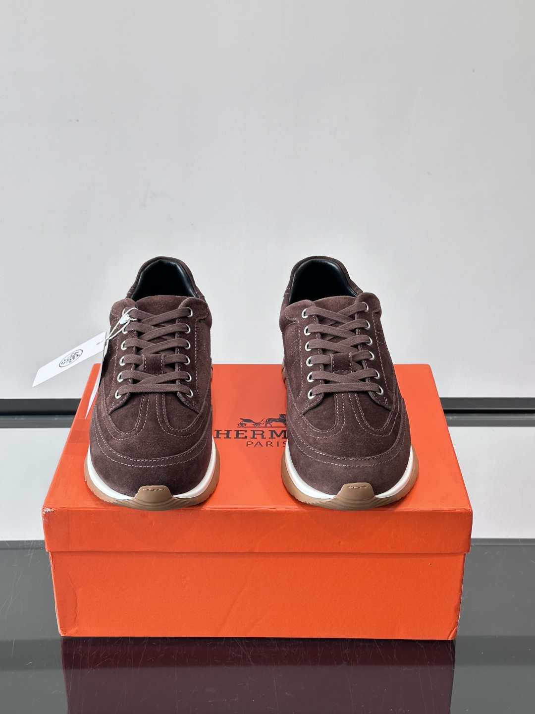 H爱马仕🐎男士高定运动鞋采用牛🐮皮革+麂皮拼接，简约又有层次感。橡胶鞋底防滑耐磨，日常穿搭或轻运动都OK