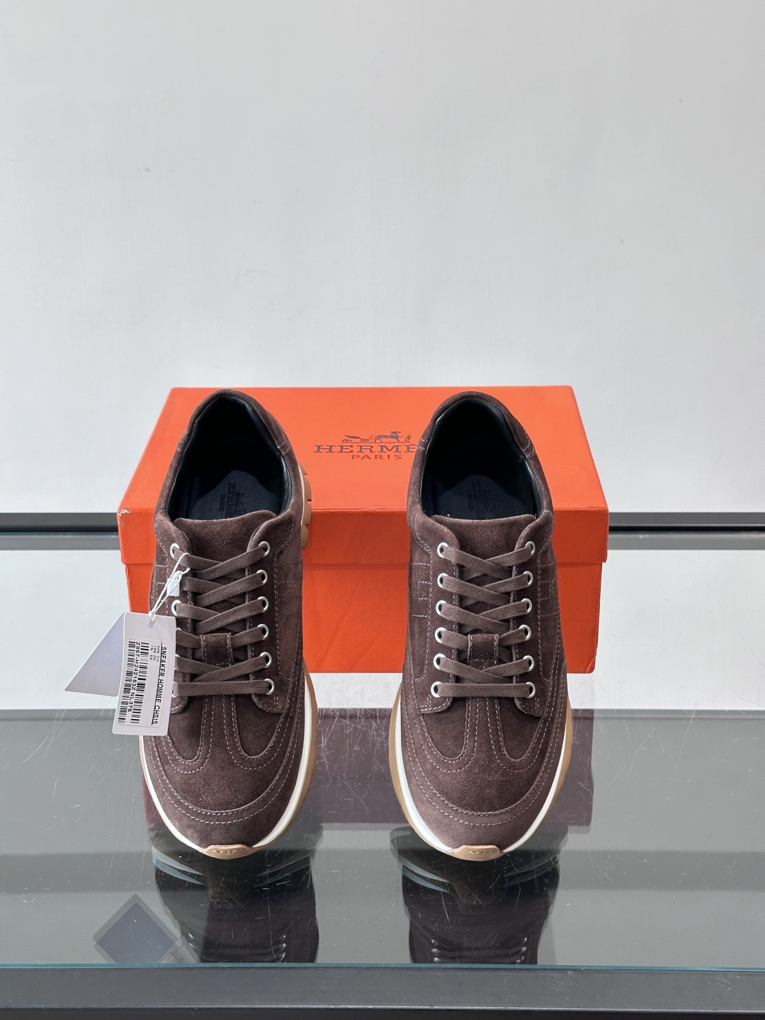 H爱马仕🐎男士高定运动鞋采用牛🐮皮革+麂皮拼接，简约又有层次感。橡胶鞋底防滑耐磨，日常穿搭或轻运动都OK