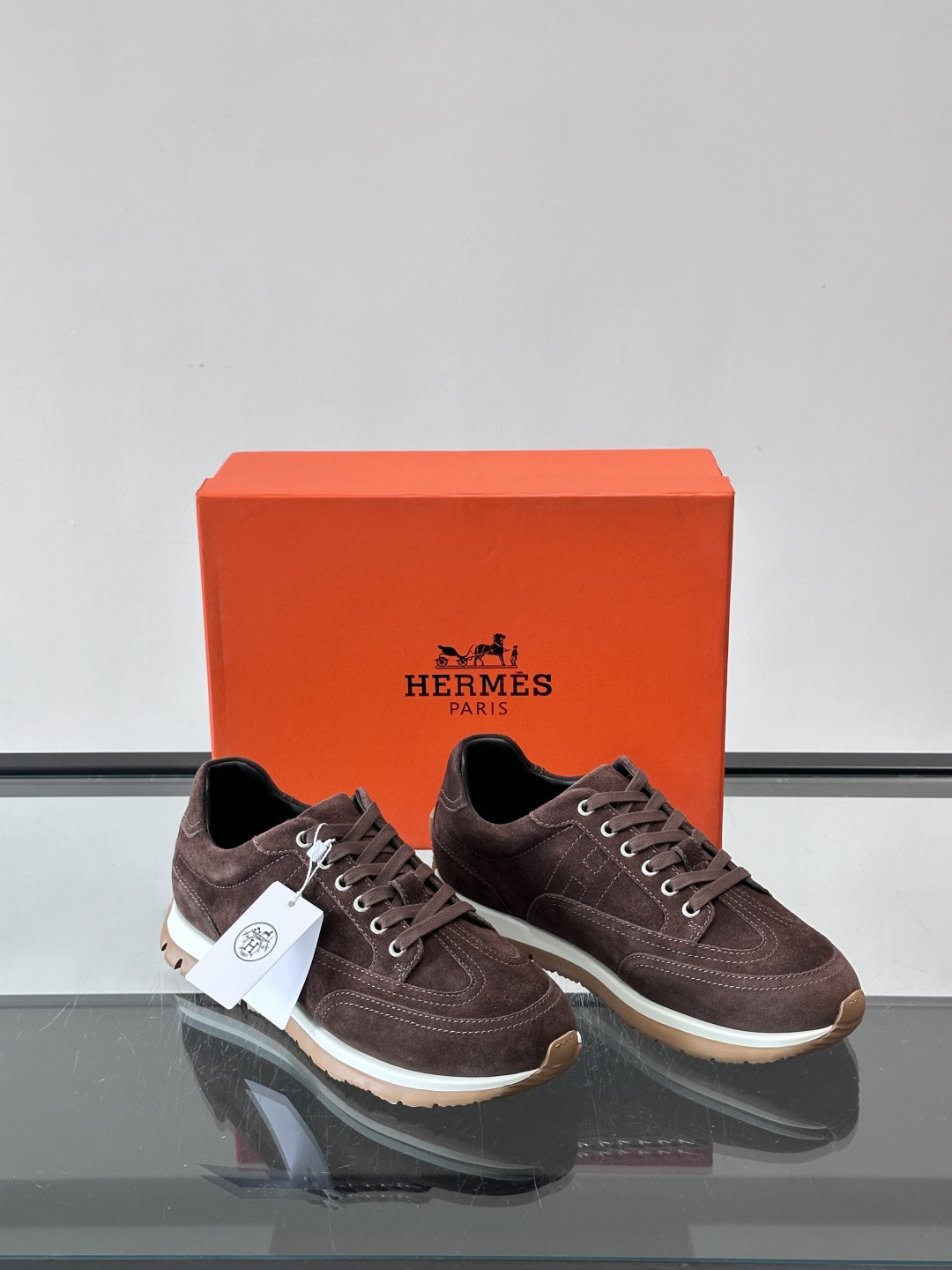 H爱马仕🐎男士高定运动鞋采用牛🐮皮革+麂皮拼接，简约又有层次感。橡胶鞋底防滑耐磨，日常穿搭或轻运动都OK