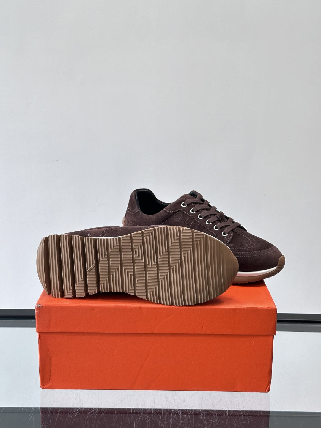 H爱马仕🐎男士高定运动鞋采用牛🐮皮革+麂皮拼接，简约又有层次感。橡胶鞋底防滑耐磨，日常穿搭或轻运动都OK