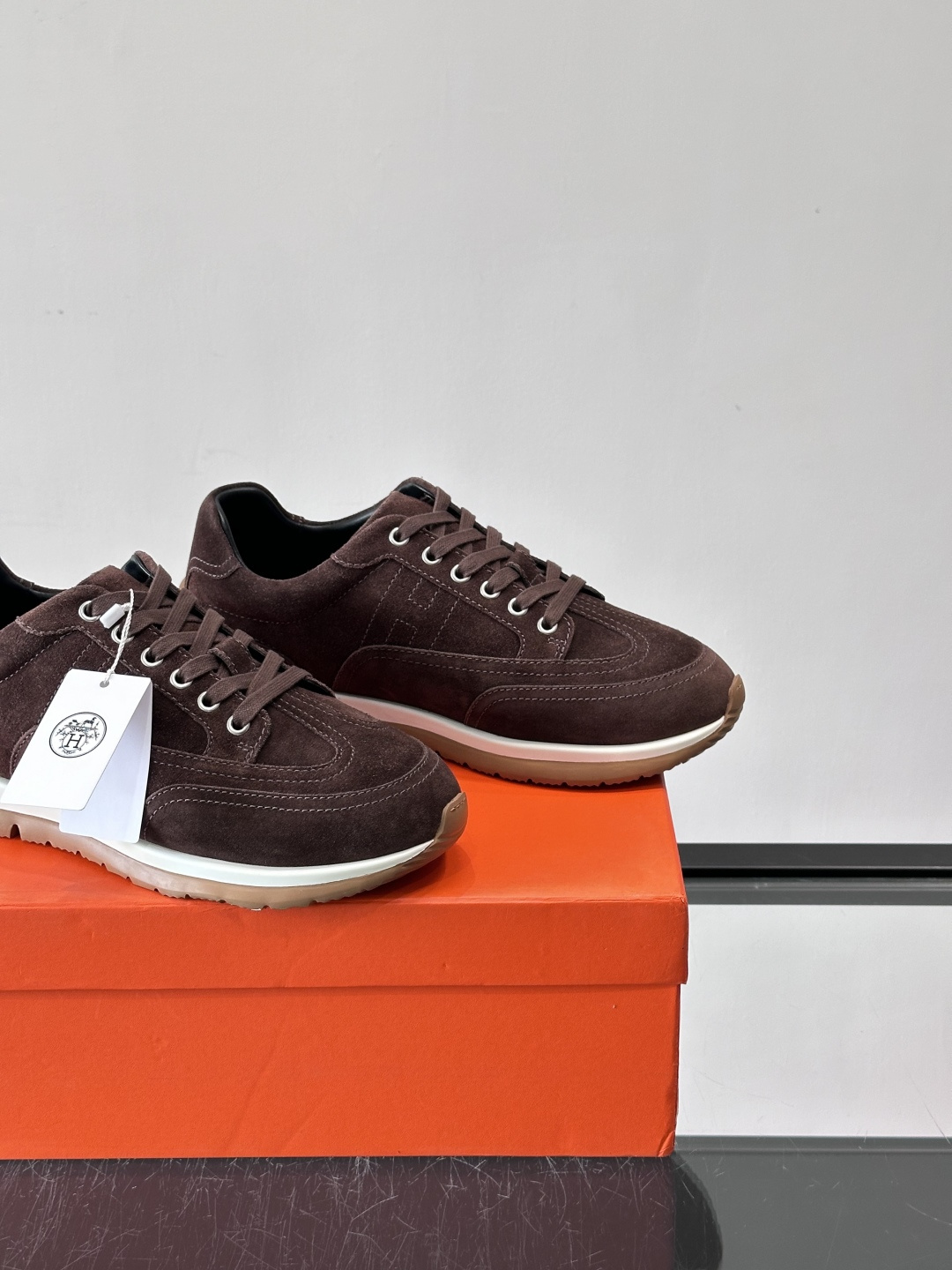 H爱马仕🐎男士高定运动鞋采用牛🐮皮革+麂皮拼接，简约又有层次感。橡胶鞋底防滑耐磨，日常穿搭或轻运动都OK