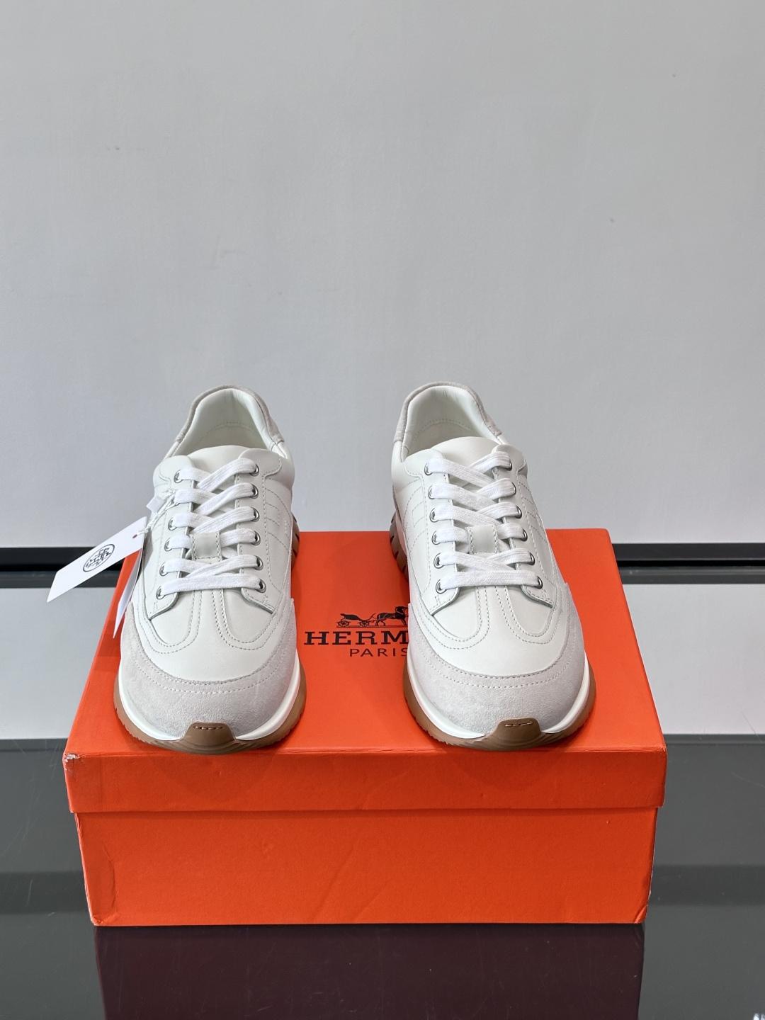 H爱马仕🐎男士高定运动鞋采用牛🐮皮革+麂皮拼接，简约又有层次感。橡胶鞋底防滑耐磨，日常穿搭或轻运动都OK