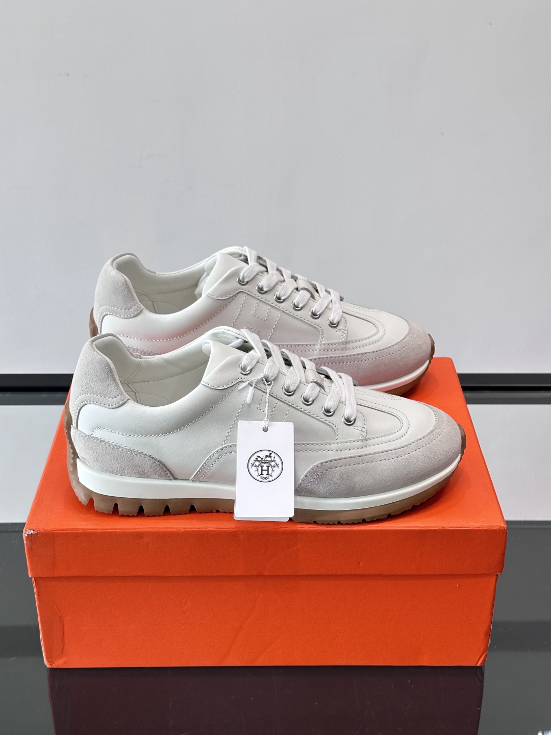 H爱马仕🐎男士高定运动鞋采用牛🐮皮革+麂皮拼接，简约又有层次感。橡胶鞋底防滑耐磨，日常穿搭或轻运动都OK