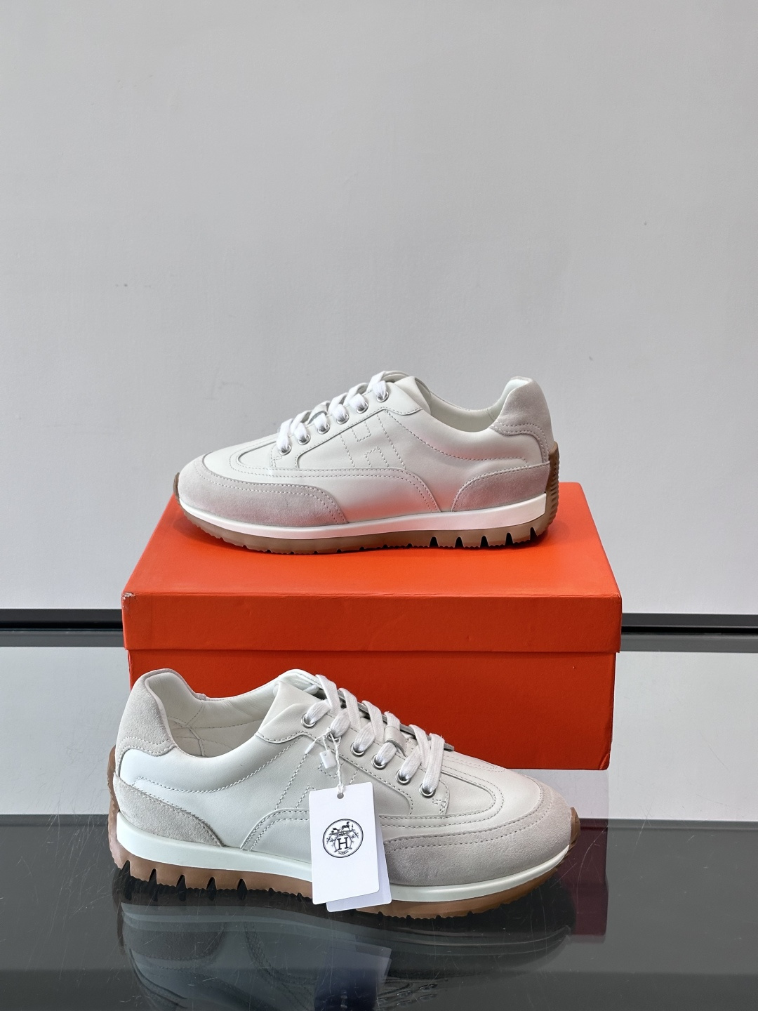 H爱马仕🐎男士高定运动鞋采用牛🐮皮革+麂皮拼接，简约又有层次感。橡胶鞋底防滑耐磨，日常穿搭或轻运动都OK