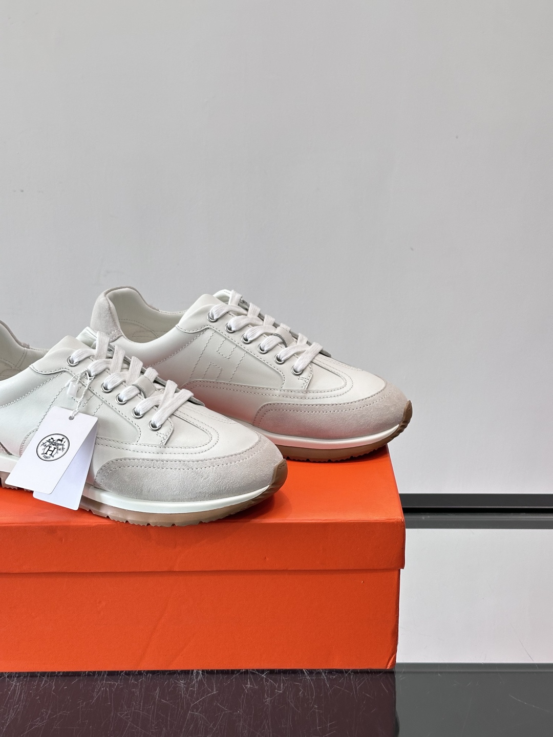 H爱马仕🐎男士高定运动鞋采用牛🐮皮革+麂皮拼接，简约又有层次感。橡胶鞋底防滑耐磨，日常穿搭或轻运动都OK