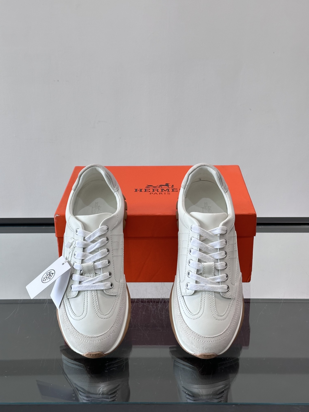 H爱马仕🐎男士高定运动鞋采用牛🐮皮革+麂皮拼接，简约又有层次感。橡胶鞋底防滑耐磨，日常穿搭或轻运动都OK