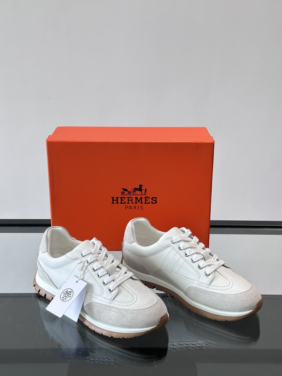 H爱马仕🐎男士高定运动鞋采用牛🐮皮革+麂皮拼接，简约又有层次感。橡胶鞋底防滑耐磨，日常穿搭或轻运动都OK