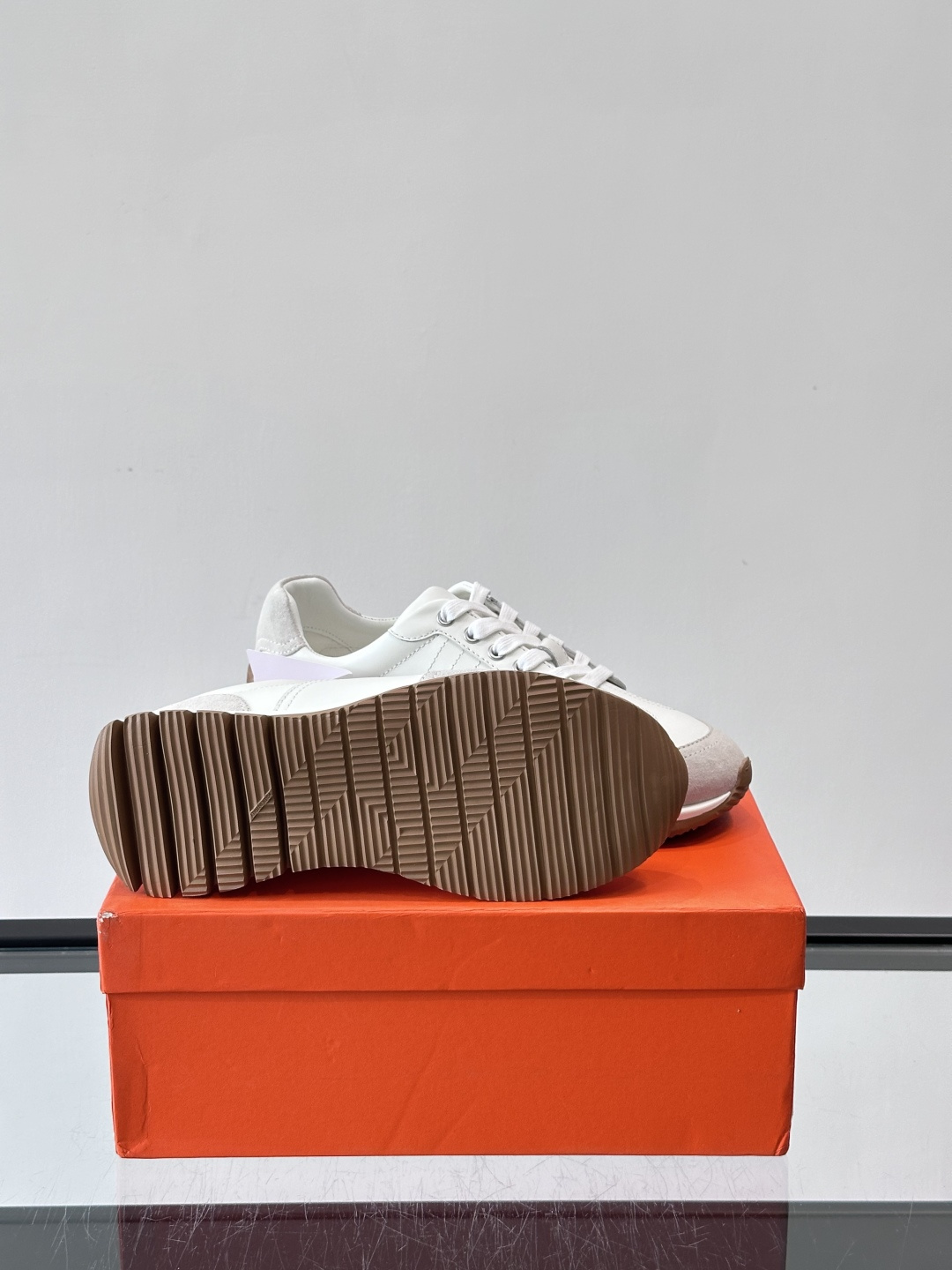 H爱马仕🐎男士高定运动鞋采用牛🐮皮革+麂皮拼接，简约又有层次感。橡胶鞋底防滑耐磨，日常穿搭或轻运动都OK