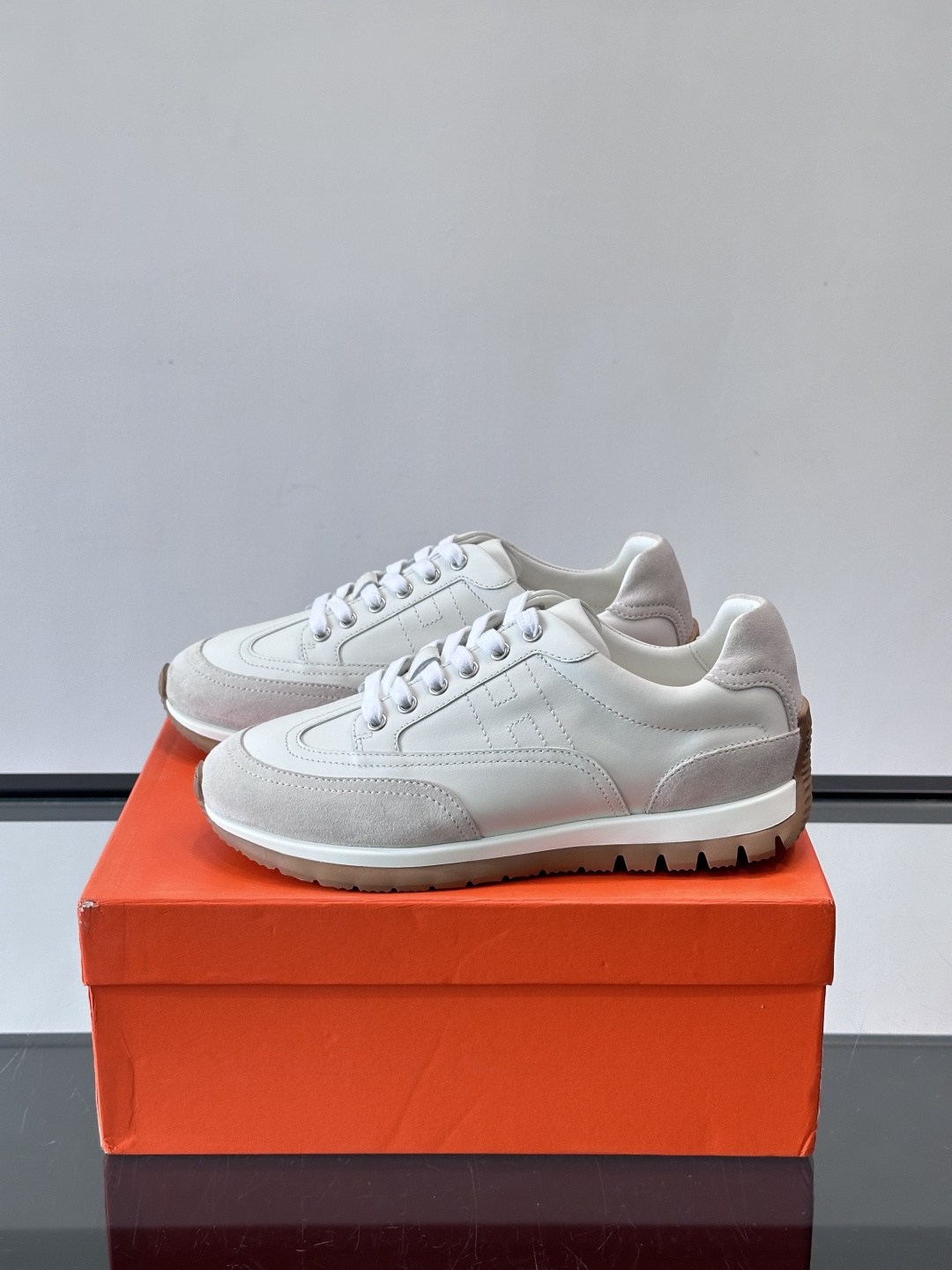 H爱马仕🐎男士高定运动鞋采用牛🐮皮革+麂皮拼接，简约又有层次感。橡胶鞋底防滑耐磨，日常穿搭或轻运动都OK