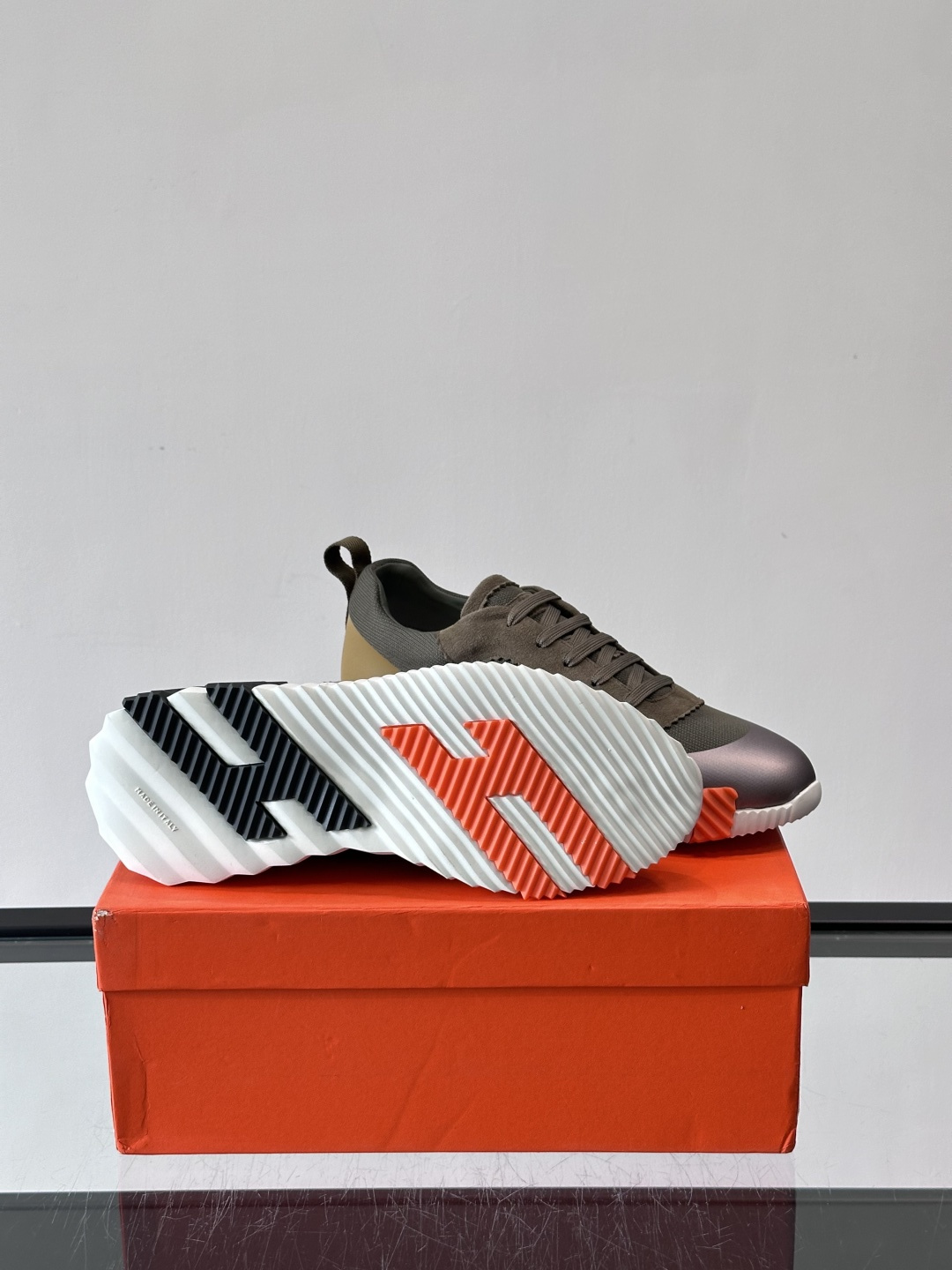 爱马仕Bouncing休闲运动鞋爱马仕Bouncing系列休闲运动鞋，2025新款，拼色设计超有层次感！