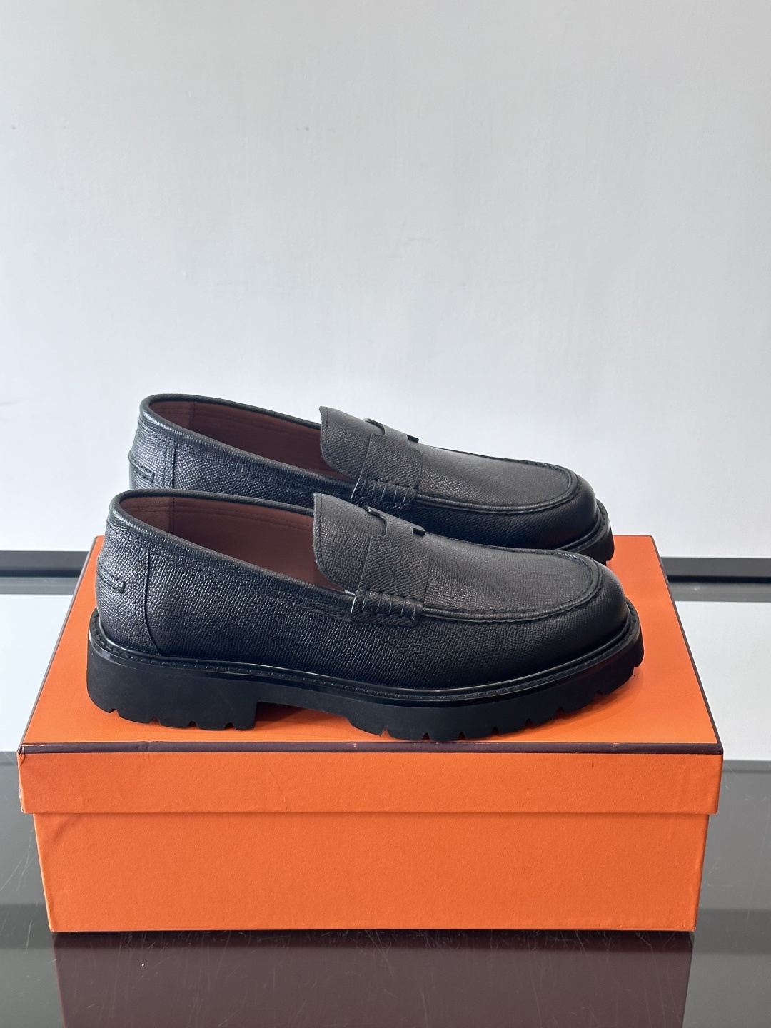 爱马仕Hermes皮鞋👞。2025高级感商务穿搭必备的男鞋~~进口原版牛皮，水染头层牛里，进口橡胶大底！