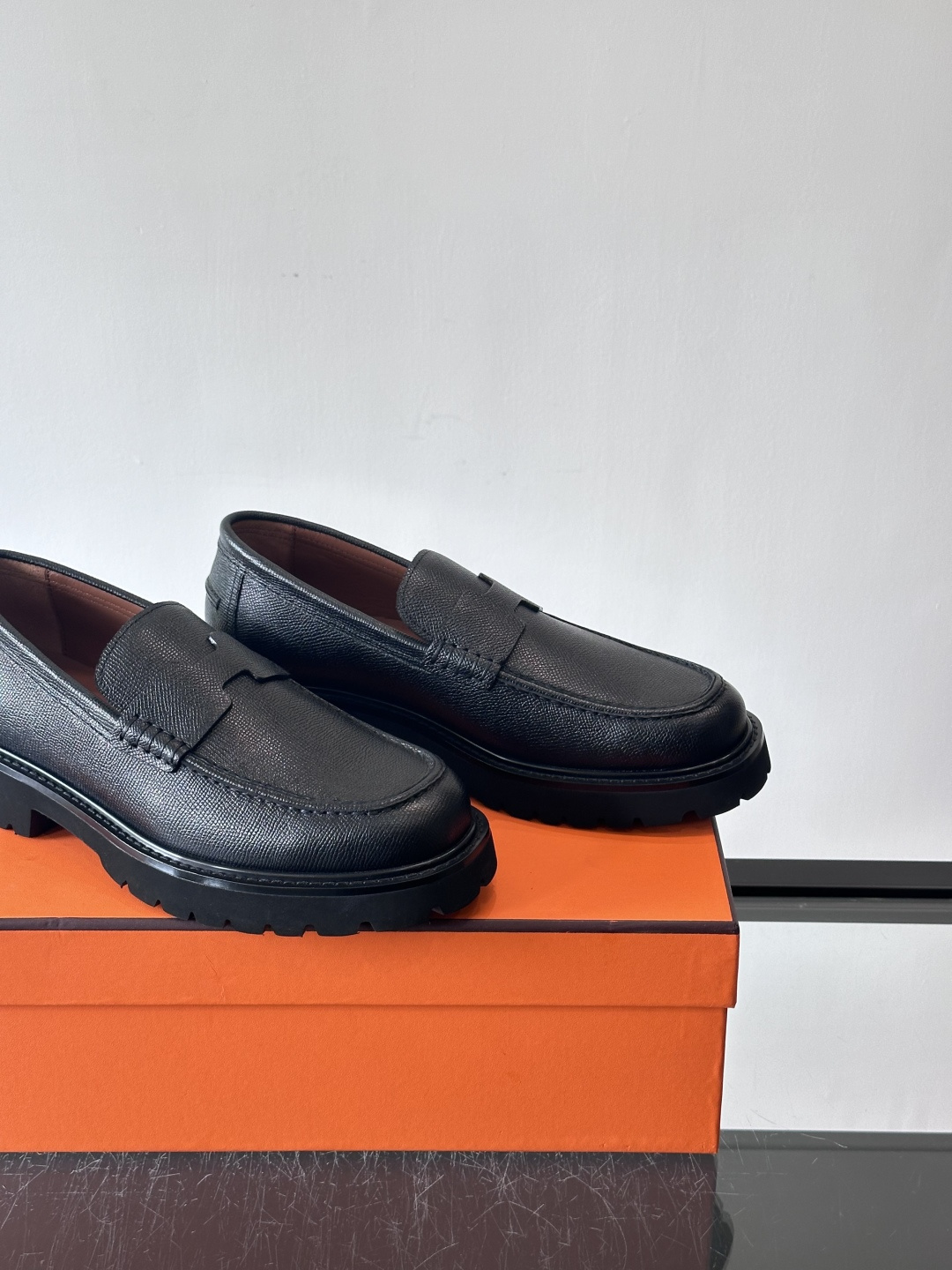 爱马仕Hermes皮鞋👞。2025高级感商务穿搭必备的男鞋~~进口原版牛皮，水染头层牛里，进口橡胶大底！