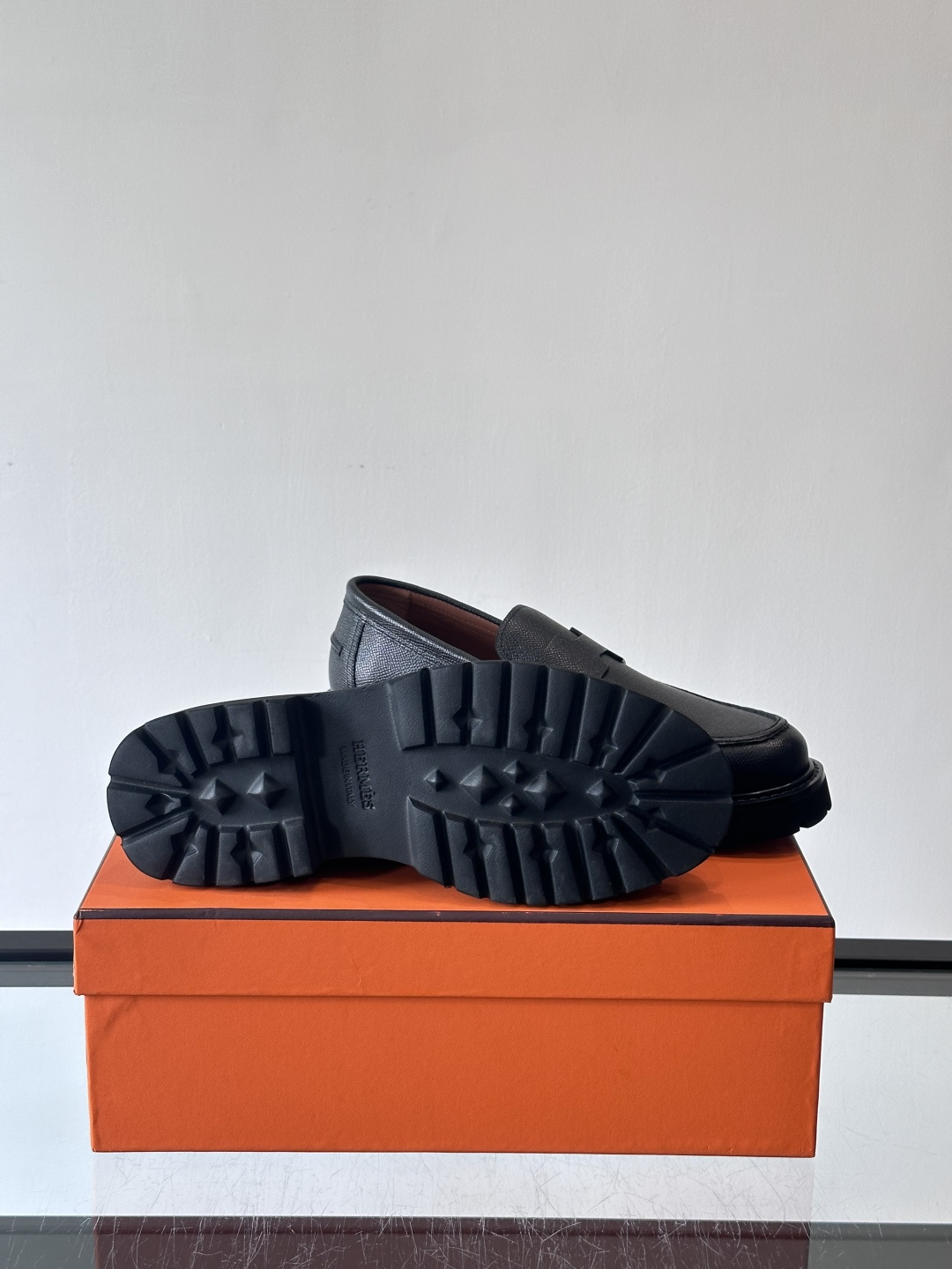 爱马仕Hermes皮鞋👞。2025高级感商务穿搭必备的男鞋~~进口原版牛皮，水染头层牛里，进口橡胶大底！