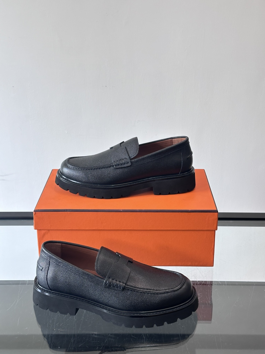 爱马仕Hermes皮鞋👞。2025高级感商务穿搭必备的男鞋~~进口原版牛皮，水染头层牛里，进口橡胶大底！