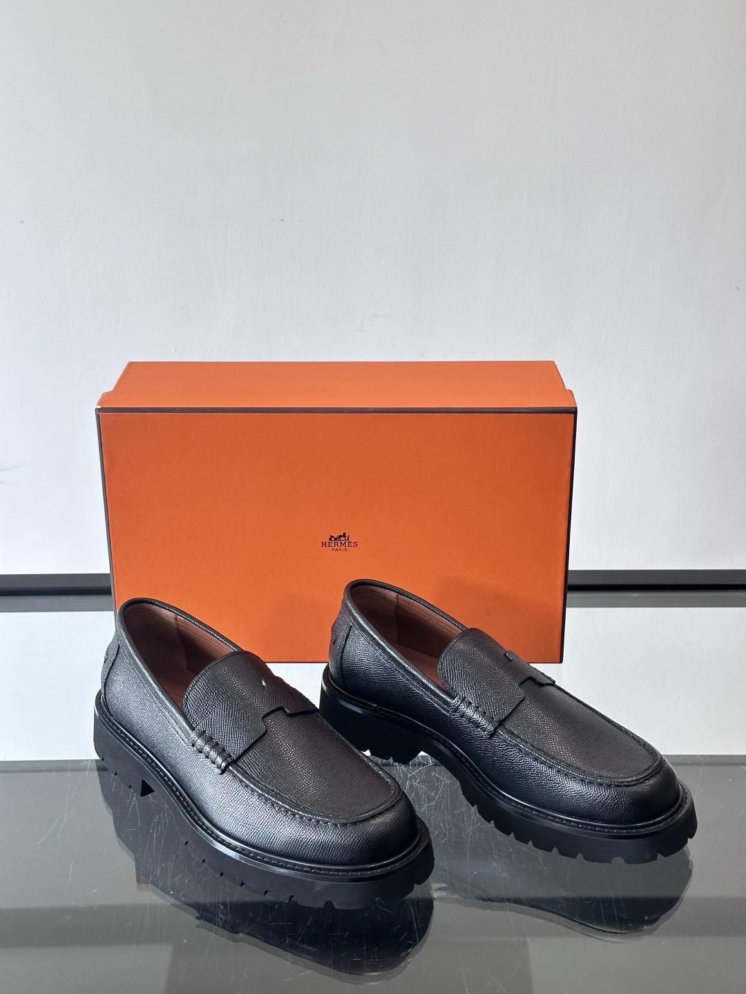 爱马仕Hermes皮鞋👞。2025高级感商务穿搭必备的男鞋~~进口原版牛皮，水染头层牛里，进口橡胶大底！