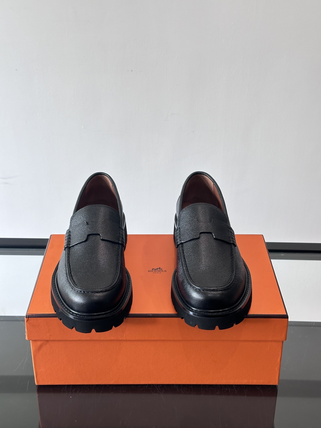 爱马仕Hermes皮鞋👞。2025高级感商务穿搭必备的男鞋~~进口原版牛皮，水染头层牛里，进口橡胶大底！