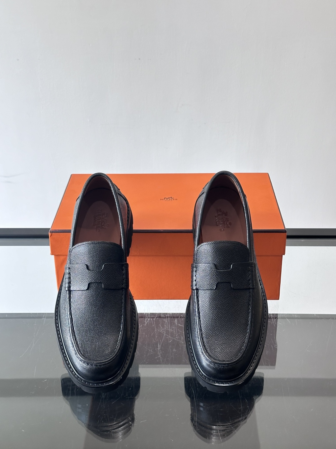 爱马仕Hermes皮鞋👞。2025高级感商务穿搭必备的男鞋~~进口原版牛皮，水染头层牛里，进口橡胶大底！