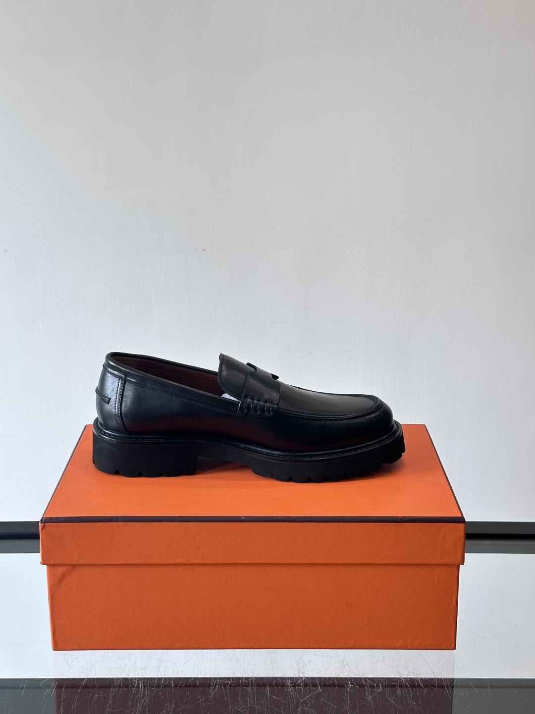 爱马仕Hermes皮鞋👞。2025高级感商务穿搭必备的男鞋~~进口原版牛皮，水染头层牛里，进口橡胶大底！