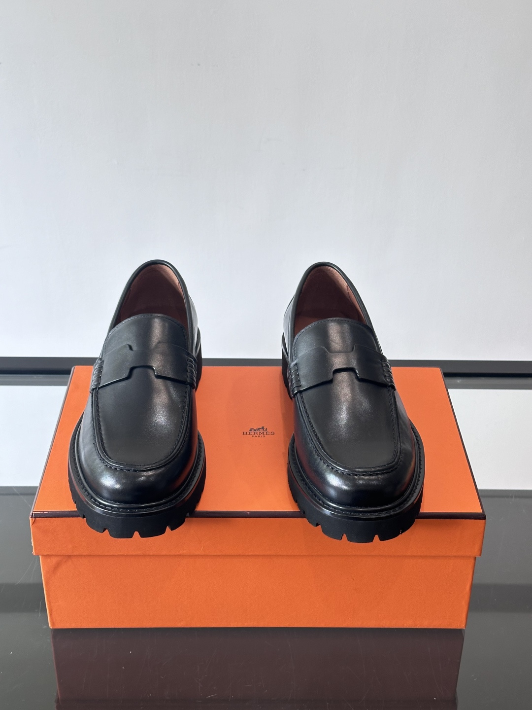 爱马仕Hermes皮鞋👞。2025高级感商务穿搭必备的男鞋~~进口原版牛皮，水染头层牛里，进口橡胶大底！