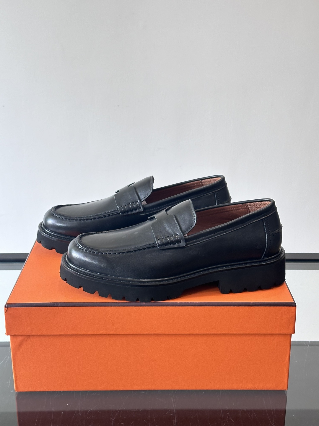 爱马仕Hermes皮鞋👞。2025高级感商务穿搭必备的男鞋~~进口原版牛皮，水染头层牛里，进口橡胶大底！