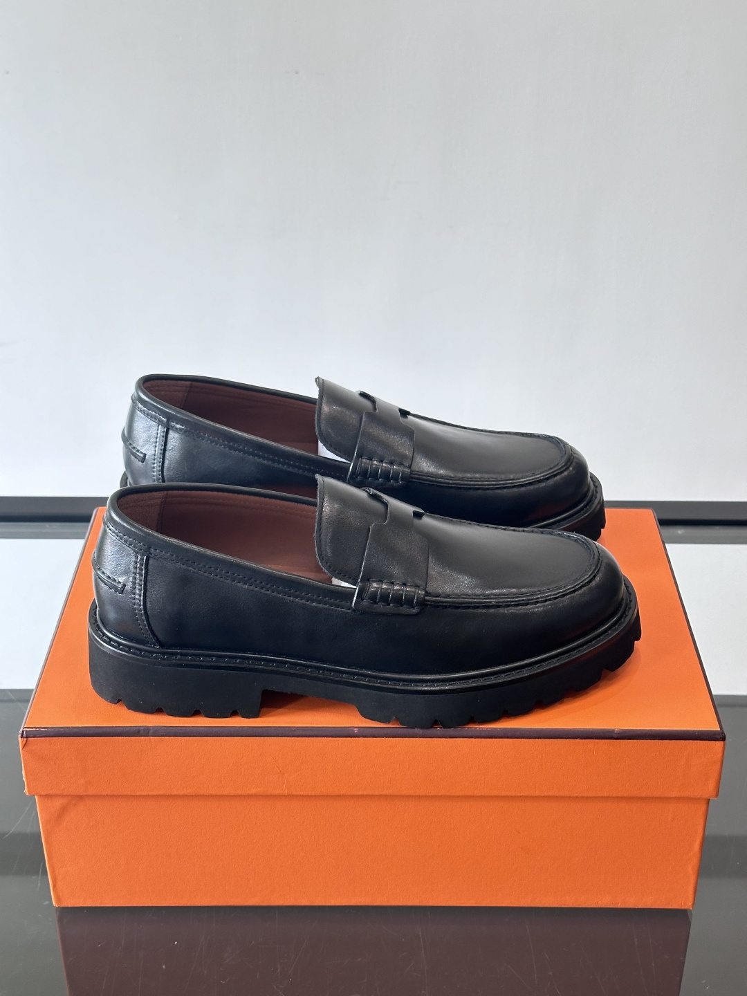 爱马仕Hermes皮鞋👞。2025高级感商务穿搭必备的男鞋~~进口原版牛皮，水染头层牛里，进口橡胶大底！